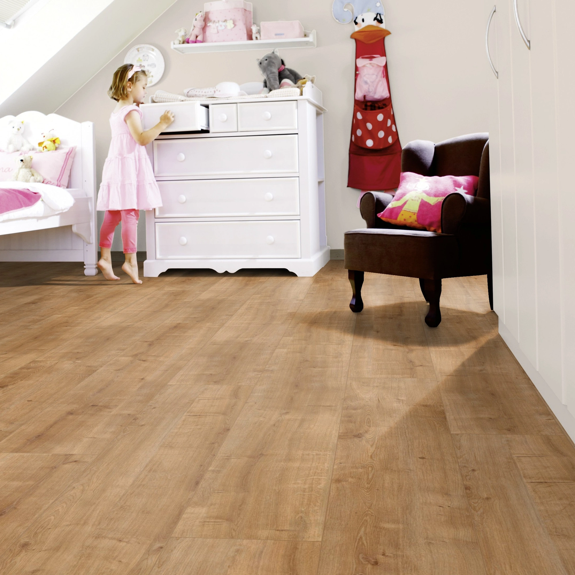 Milieubild Kinderzimmer mit weißer Kommode - wineo Klick-Bioboden PURLINE wineo 1200 wood XL Hello Martha Milieubild Kinderzimmer mit weißer Kommode - wineo PLC076R