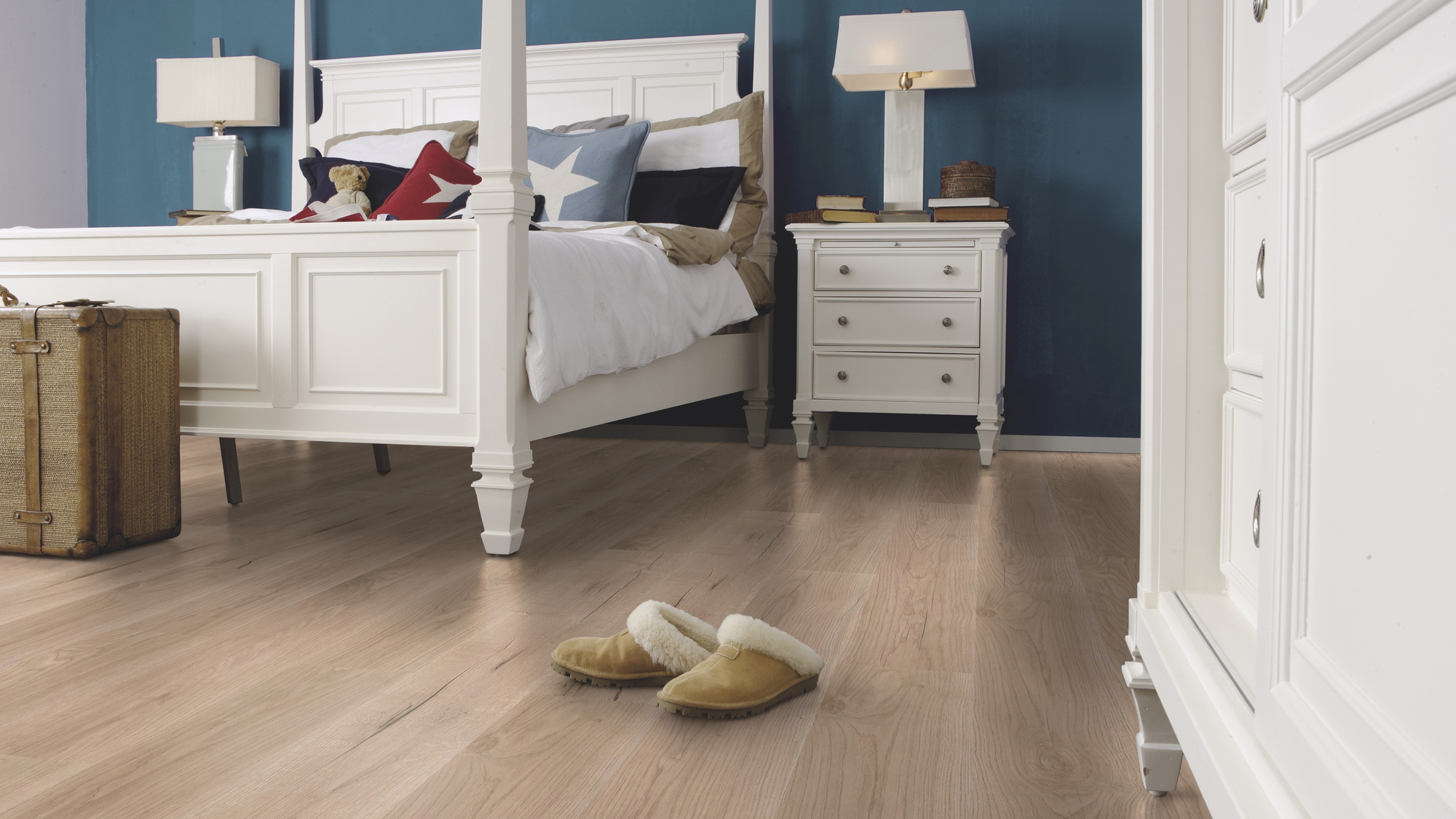 Milieubild Schlafzimmer im Landhaus-Stil - wineo HDF Klick-Bioboden PURLINE wineo 1000 wood L Comfort Oak Sand Milieubild Schlafzimmer im Landhaus-Stil - wineo MLP298R