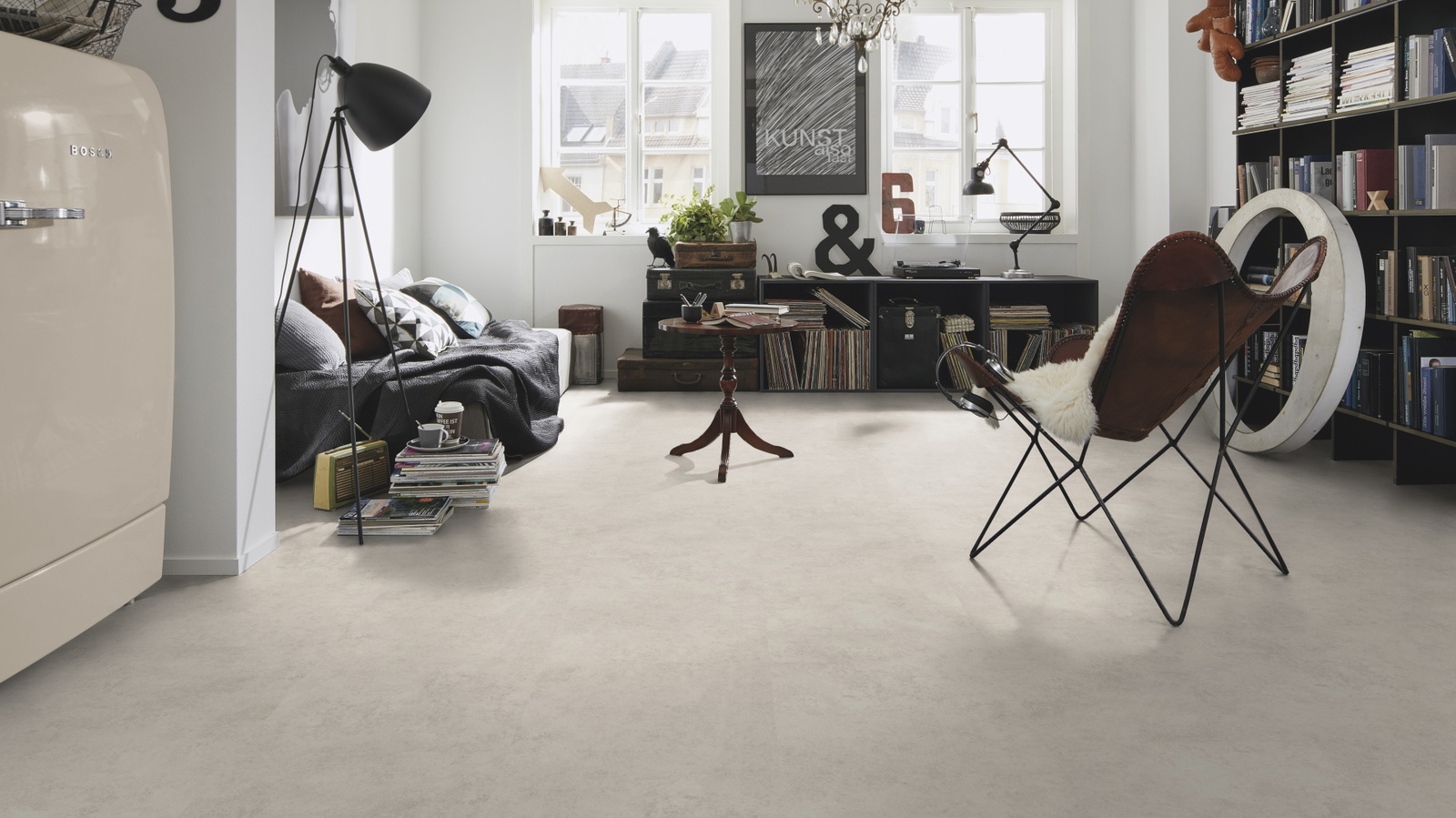 Milieubild Kompaktes Wohnzimmer mit Bücherregal - wineo PL116R