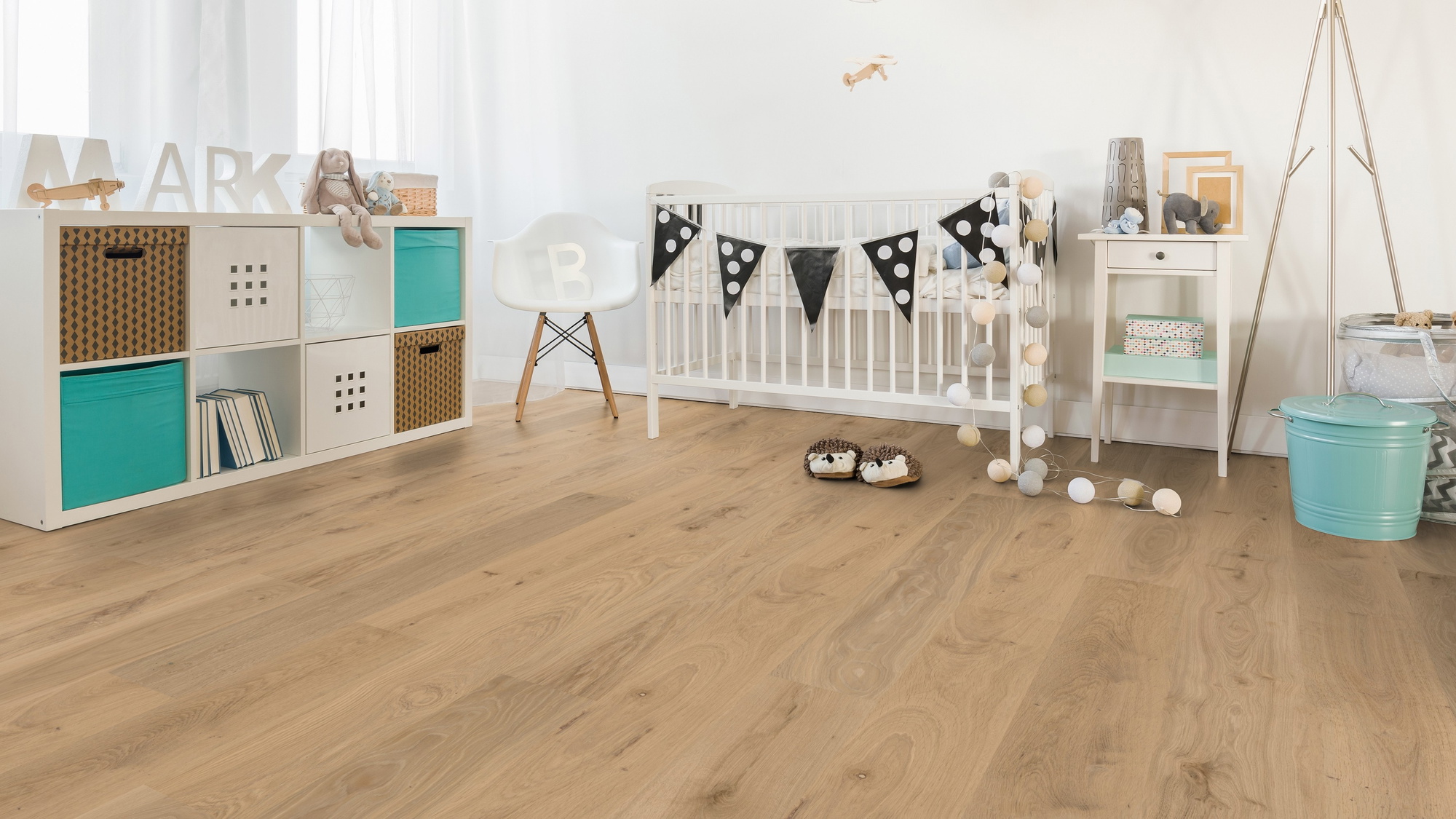 Milieubild Kinderzimmer mit weißer Krippe - Wicanders Wise HDF Klick-Designboden wood Natural Natural Oak Almond Milieubild Kinderzimmer mit weißer Krippe - Wicanders Wise 80003598
