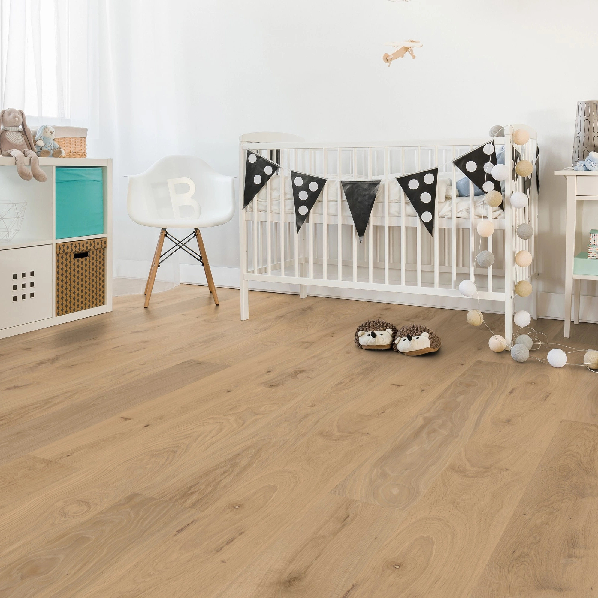 Milieubild Kinderzimmer mit weißer Krippe - Wicanders Wise HDF Klick-Designboden wood Natural Natural Oak Almond Milieubild Kinderzimmer mit weißer Krippe - Wicanders Wise 80003598
