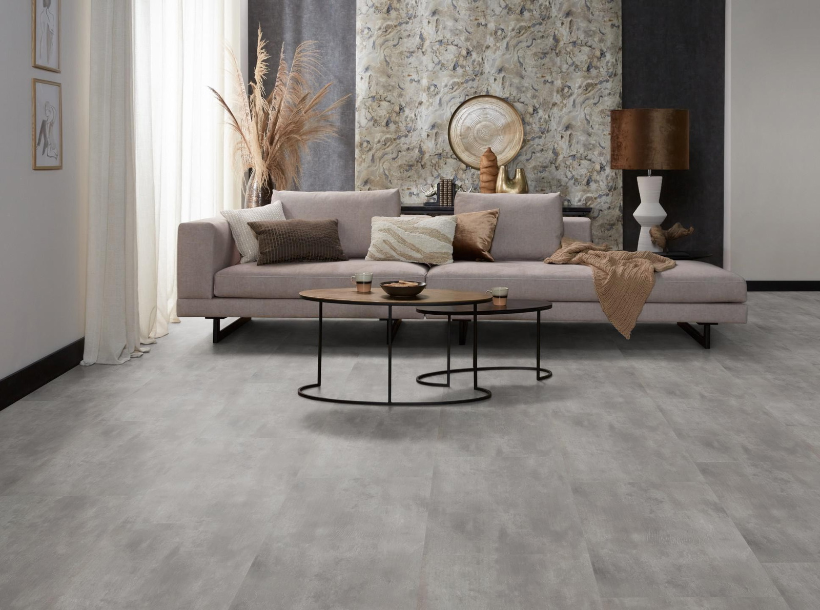 Milieubild Modernes, freundliches Wohnzimmer mit Sofa und Wandtapete - nexflor NXF-51030-001