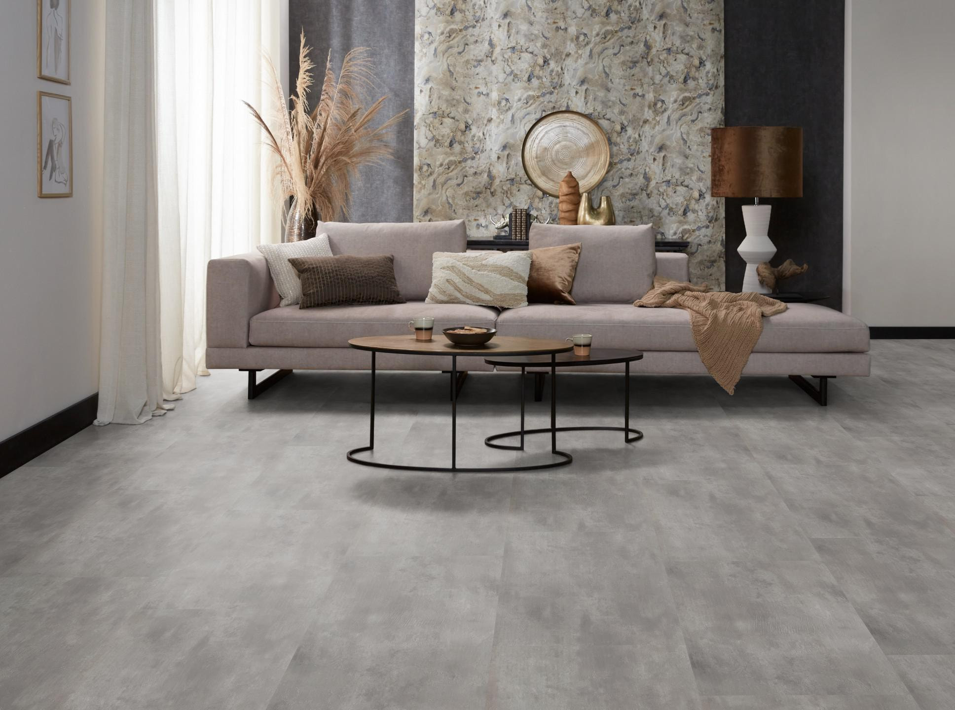 Milieubild Modernes, freundliches Wohnzimmer mit Sofa und Wandtapete - nexflor NXF-51030-001