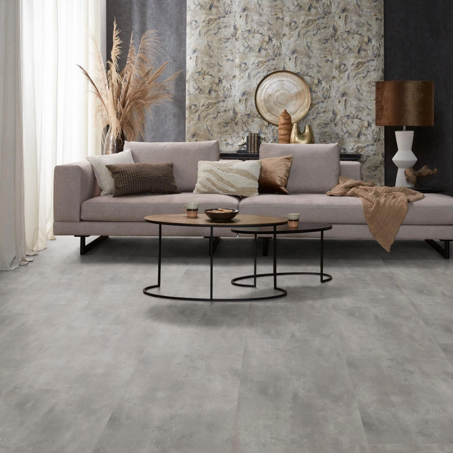 Milieubild Modernes, freundliches Wohnzimmer mit Sofa und Wandtapete - nexflor Klebe-Vinyl Oreios Collection Helicon Milieubild Modernes, freundliches Wohnzimmer mit Sofa und Wandtapete - nexflor NXF-51030-001
