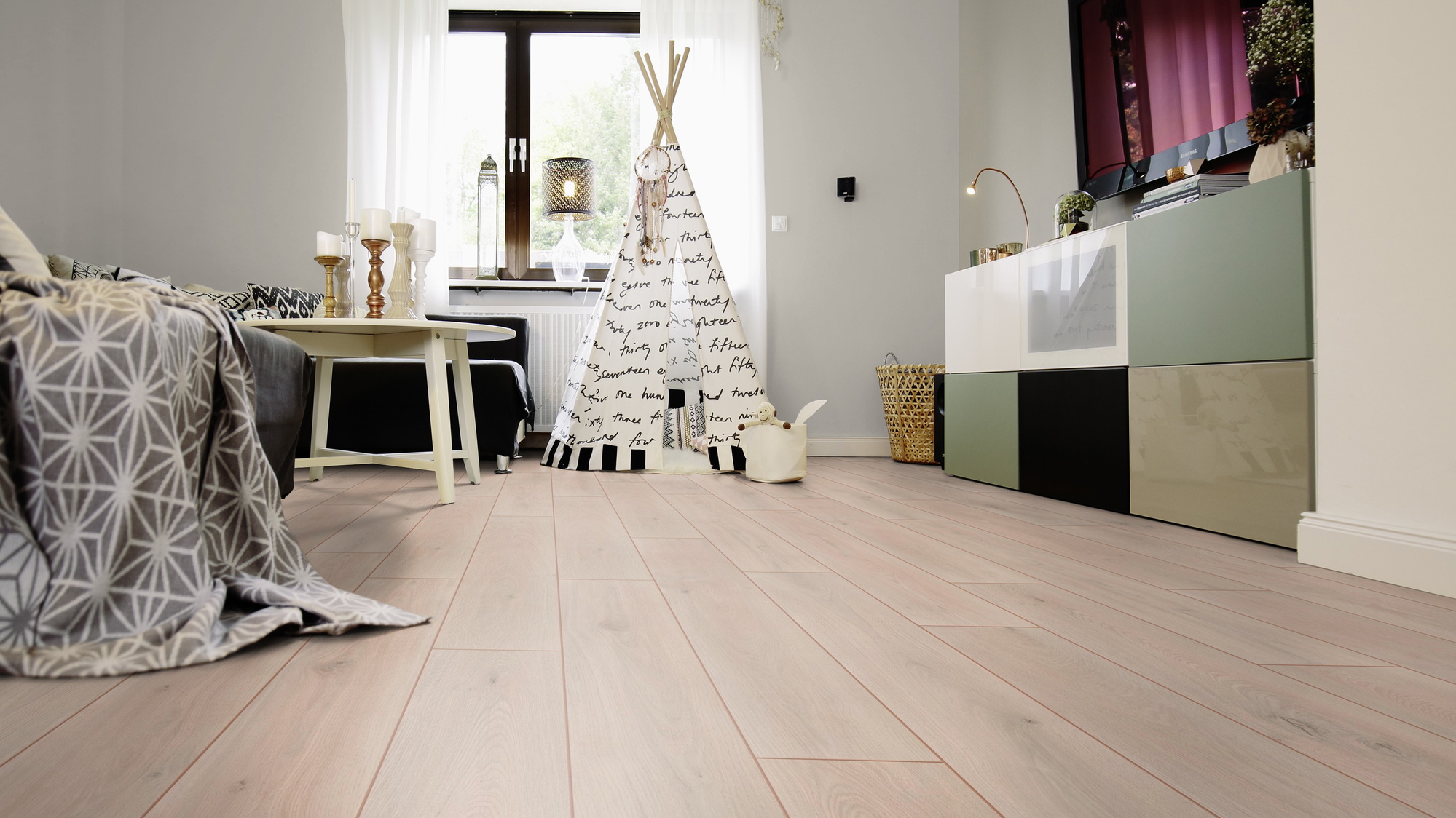 Milieubild Wohnzimmer mit Sideboard und Fernseher - wineo PL309R