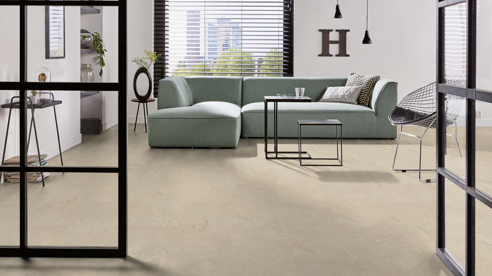 Milieubild Modernes Wohnzimmer mit mintgrünem Sofa - Forbo Flooring 176492