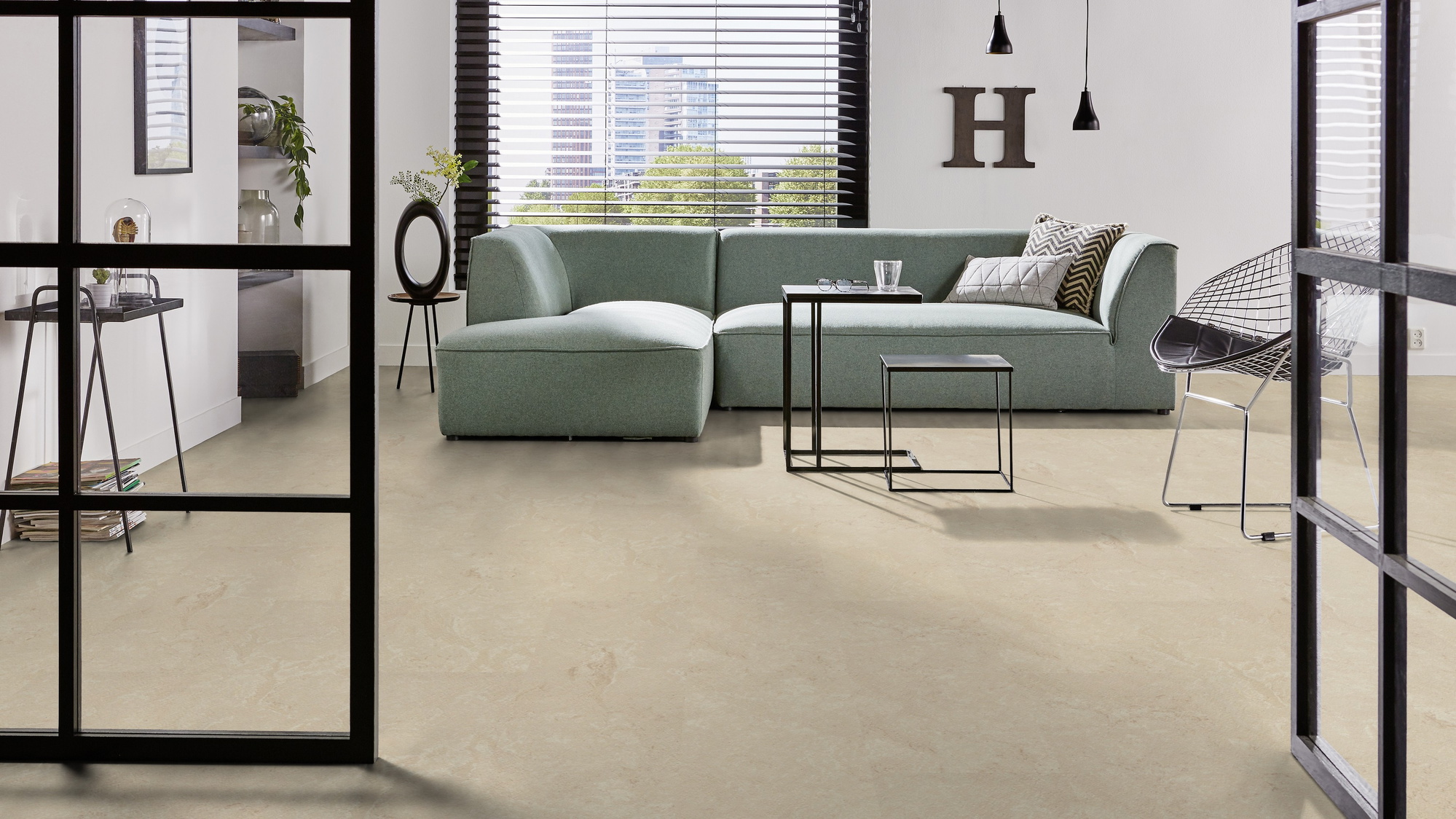 Milieubild Modernes Wohnzimmer mit mintgrünem Sofa - Forbo Flooring Marmoleum Click Cloudy Sand Milieubild Modernes Wohnzimmer mit mintgrünem Sofa - Forbo Flooring 176492
