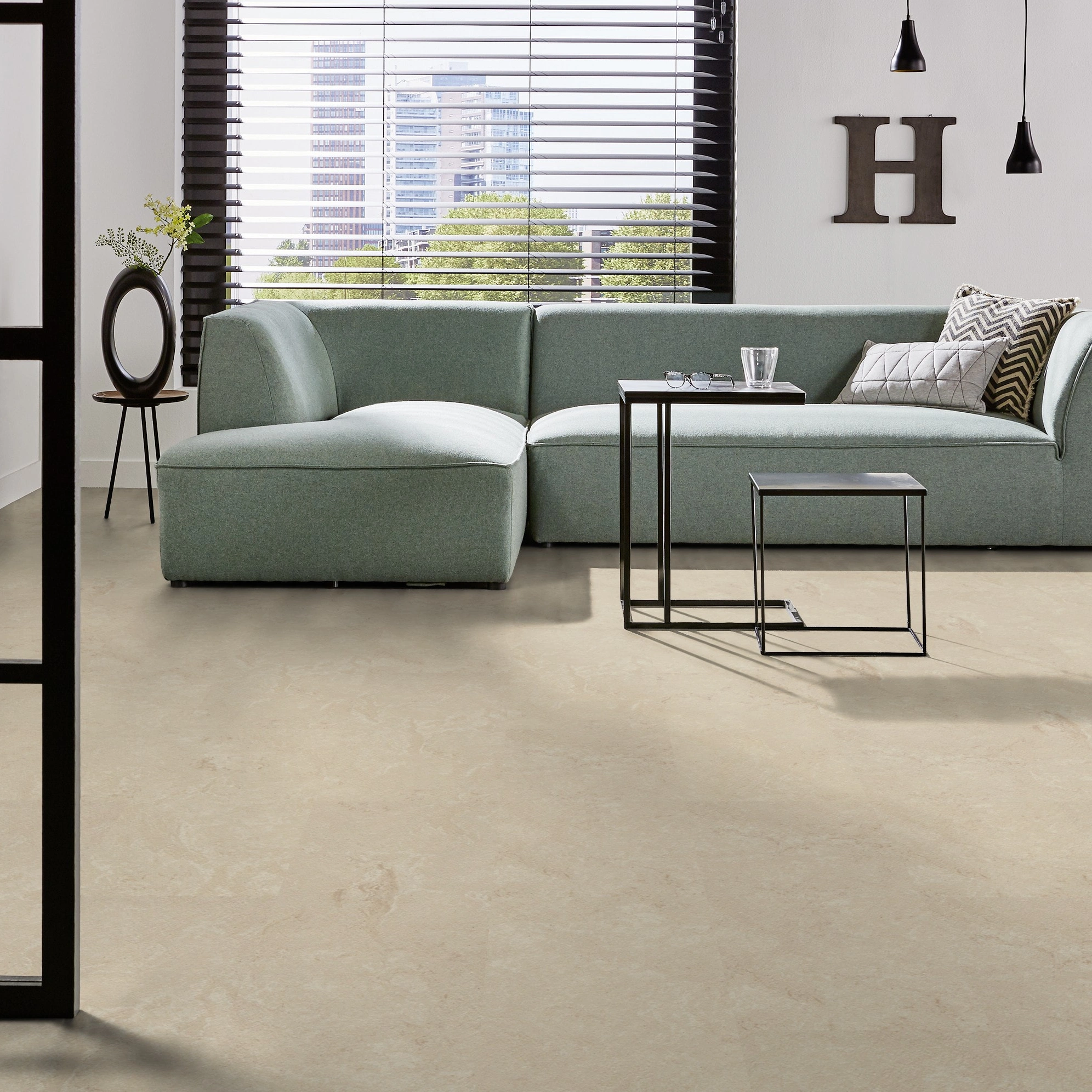 Milieubild Modernes Wohnzimmer mit mintgrünem Sofa - Forbo Flooring Marmoleum Click Cloudy Sand Milieubild Modernes Wohnzimmer mit mintgrünem Sofa - Forbo Flooring 176492