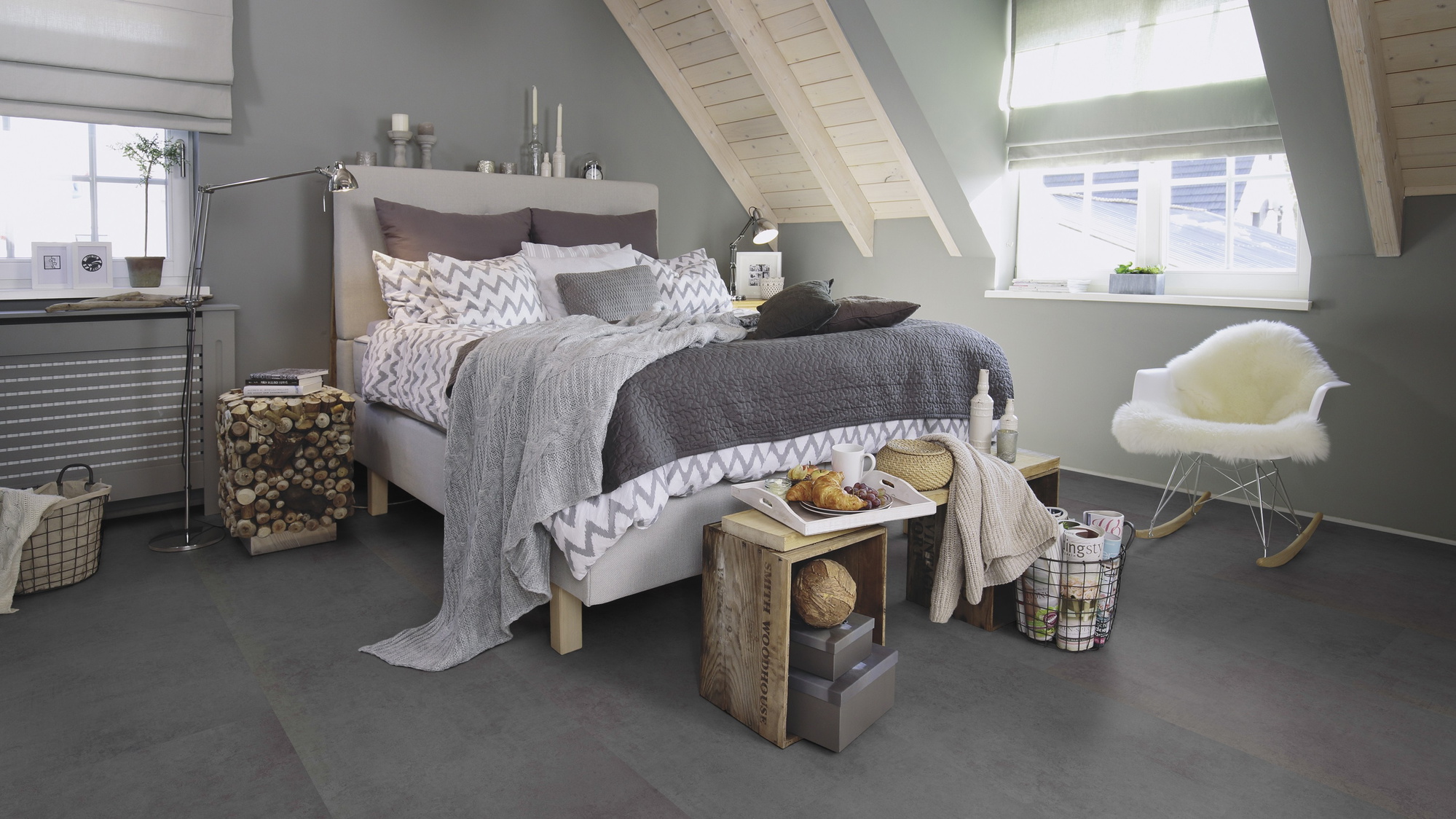 Milieubild Schlafzimmer im modernen Dachgeschoss - wineo Klebe-Bioboden PURLINE wineo 1500 stone XL Portland Concrete Dark Milieubild Schlafzimmer im modernen Dachgeschoss - wineo PL15406SXL