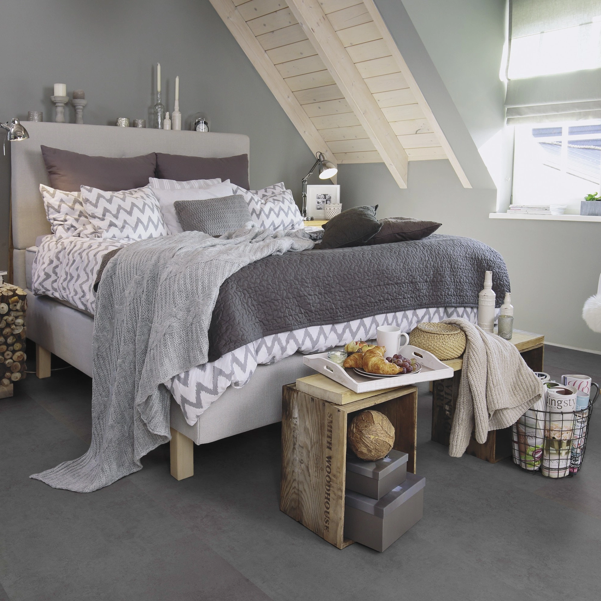 Milieubild Schlafzimmer im modernen Dachgeschoss - wineo Klebe-Bioboden PURLINE wineo 1500 stone XL Portland Concrete Dark Milieubild Schlafzimmer im modernen Dachgeschoss - wineo PL15406SXL