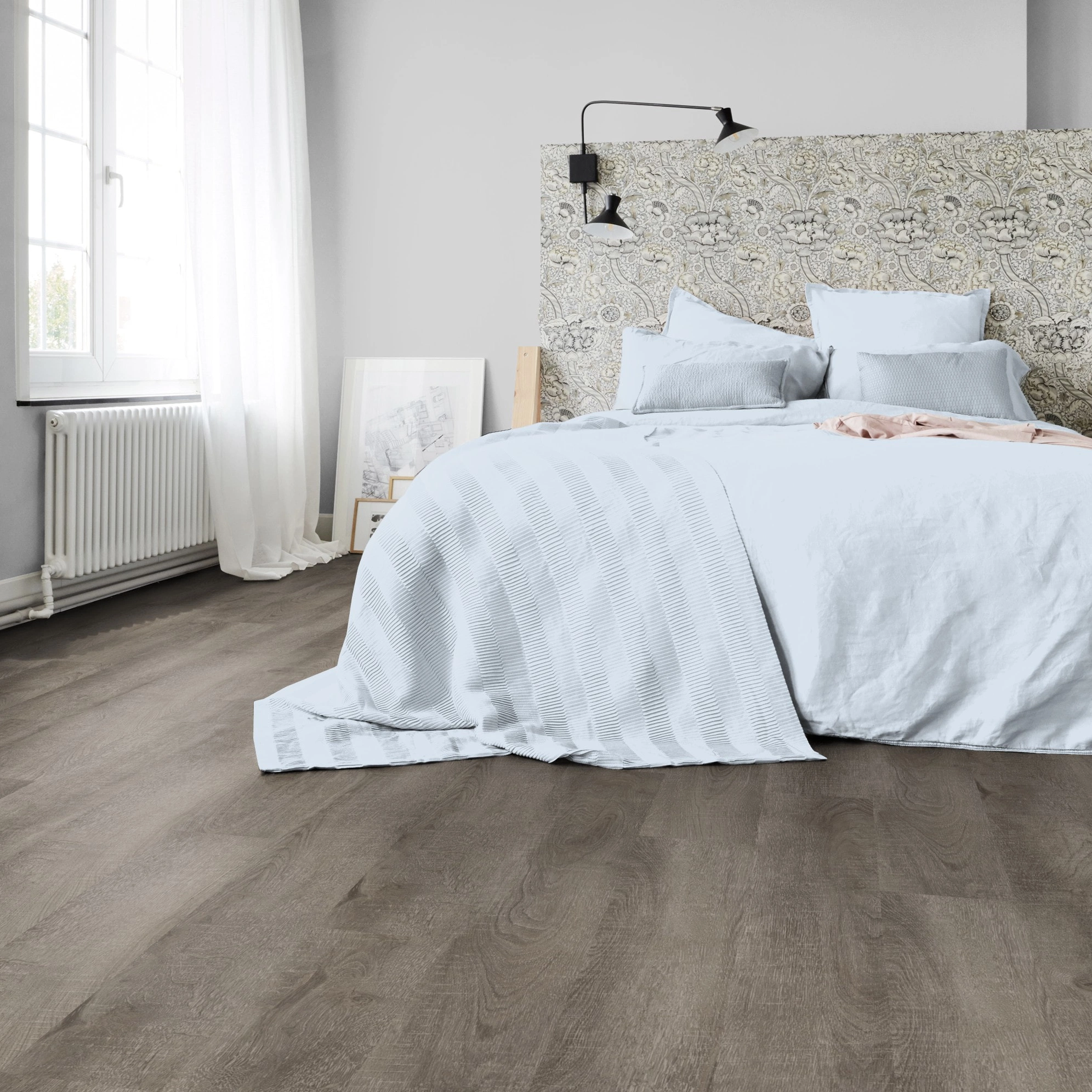 Milieubild Schlafzimmer in Stadtwohnung - Tarkett Klebe-Vinyl iD Inspiration 30 CLASSICS Antik Oak Dark Grey Milieubild Schlafzimmer in Stadtwohnung - Tarkett 24524006
