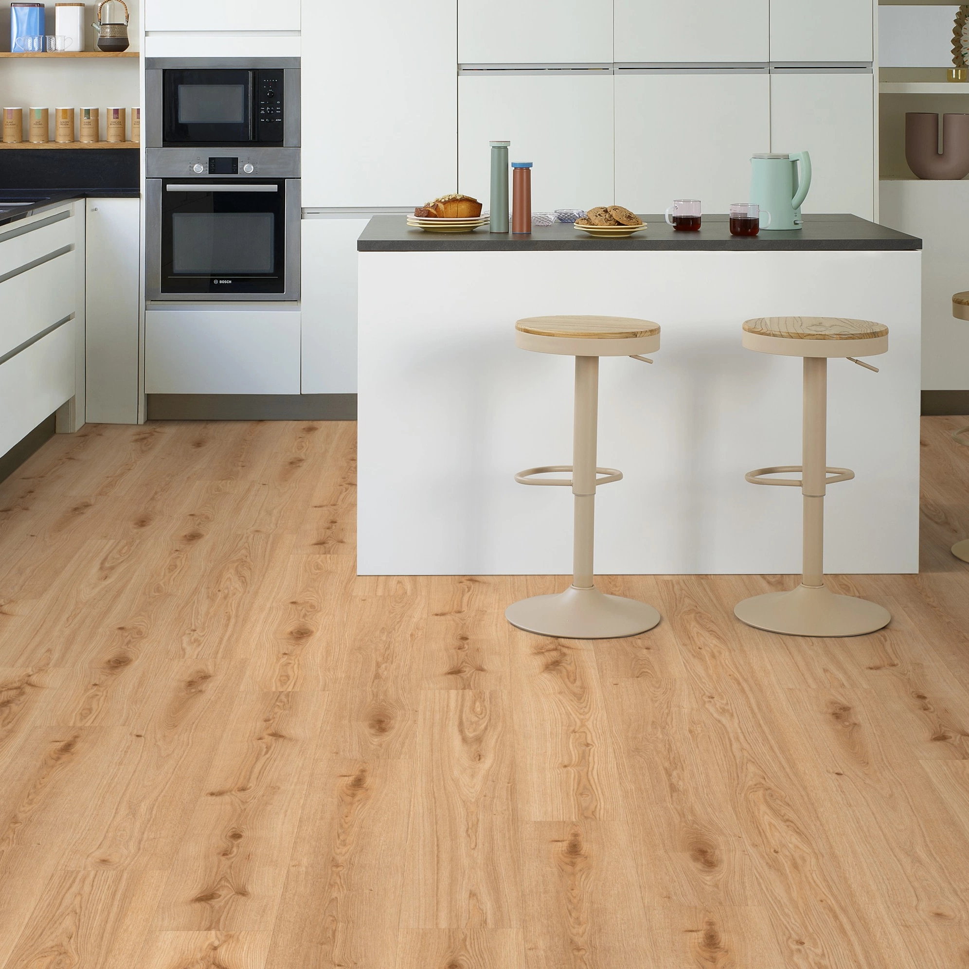 Milieubild Moderne Küche mit Küchenblock - Tarkett Klebe-Vinyl Essence 30 Primary Oak Light Brown Milieubild Moderne Küche mit Küchenblock - Tarkett 260055005
