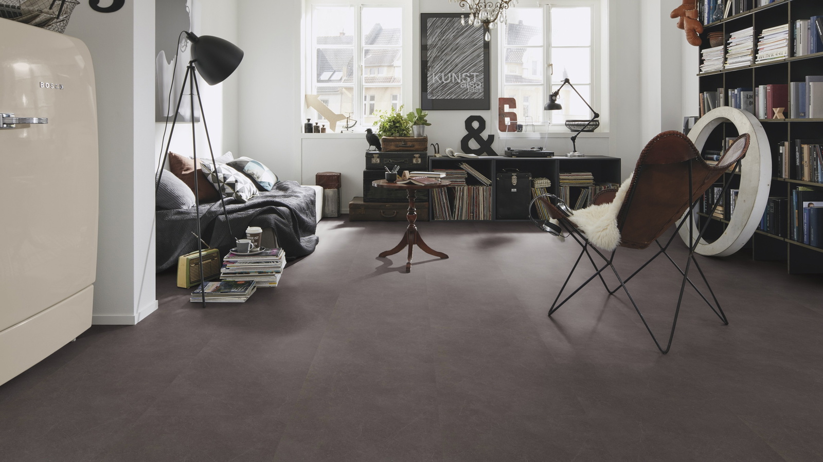 Milieubild Kompaktes Wohnzimmer mit Bücherregal - wineo PL15403SXL