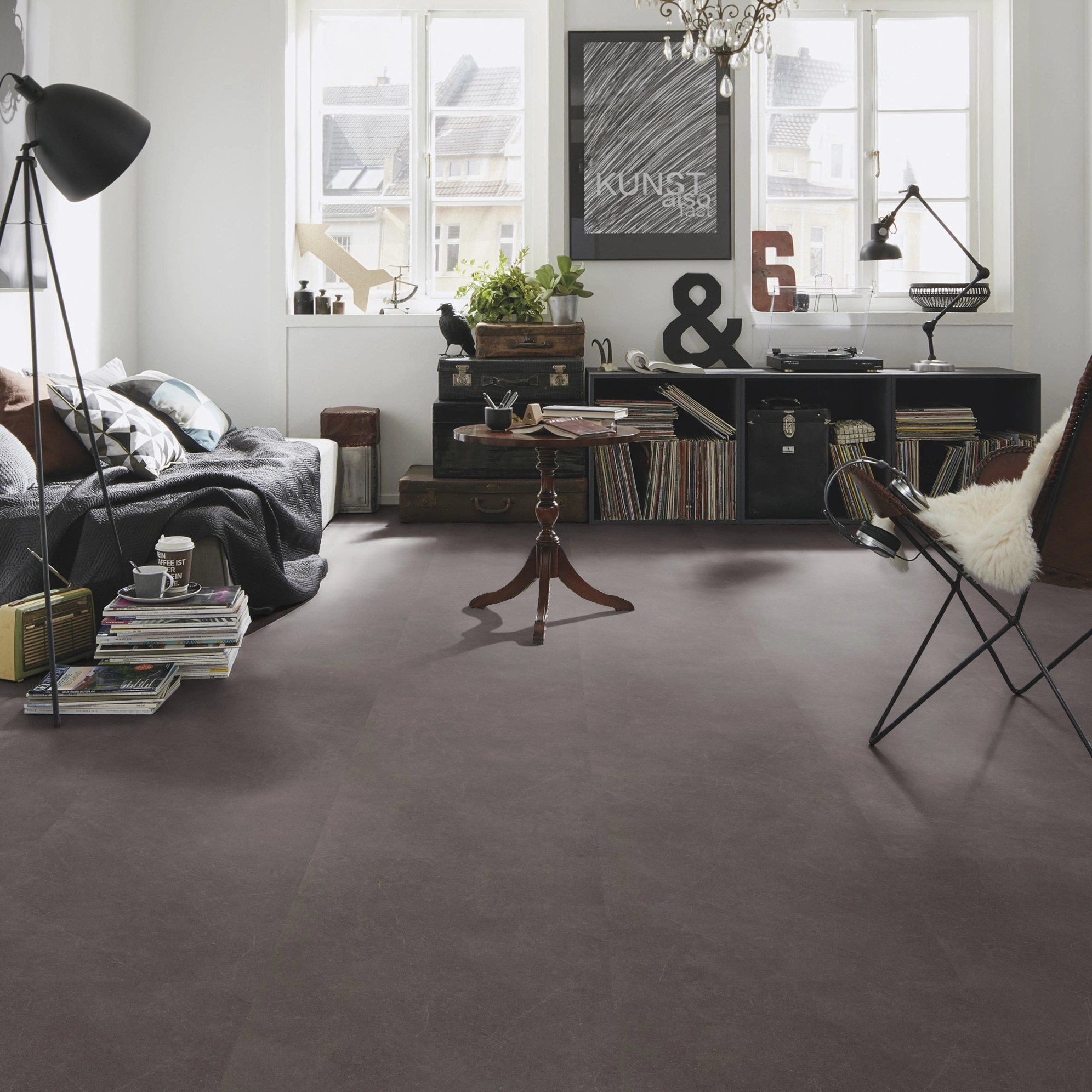 Milieubild Kompaktes Wohnzimmer mit Bücherregal - wineo Klebe-Bioboden PURLINE wineo 1500 stone XL Modern Stone Dark Milieubild Kompaktes Wohnzimmer mit Bücherregal - wineo PL15403SXL