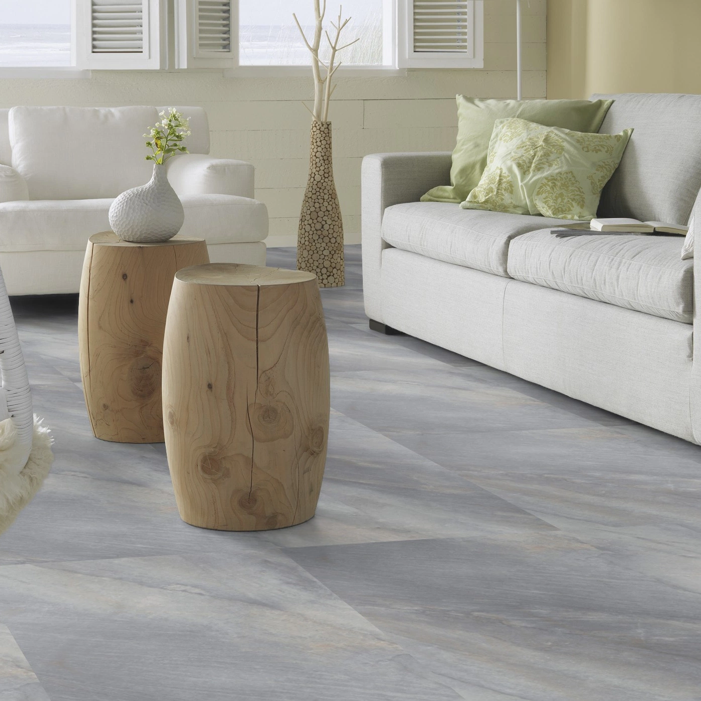 Milieubild Modernes, freundliches Wohnzimmer mit Sofa - Forbo Flooring Klebe-Vinyl Allura Dryback 0.55 Material Cool Natural Stone Milieubild Modernes, freundliches Wohnzimmer mit Sofa - Forbo Flooring 243668