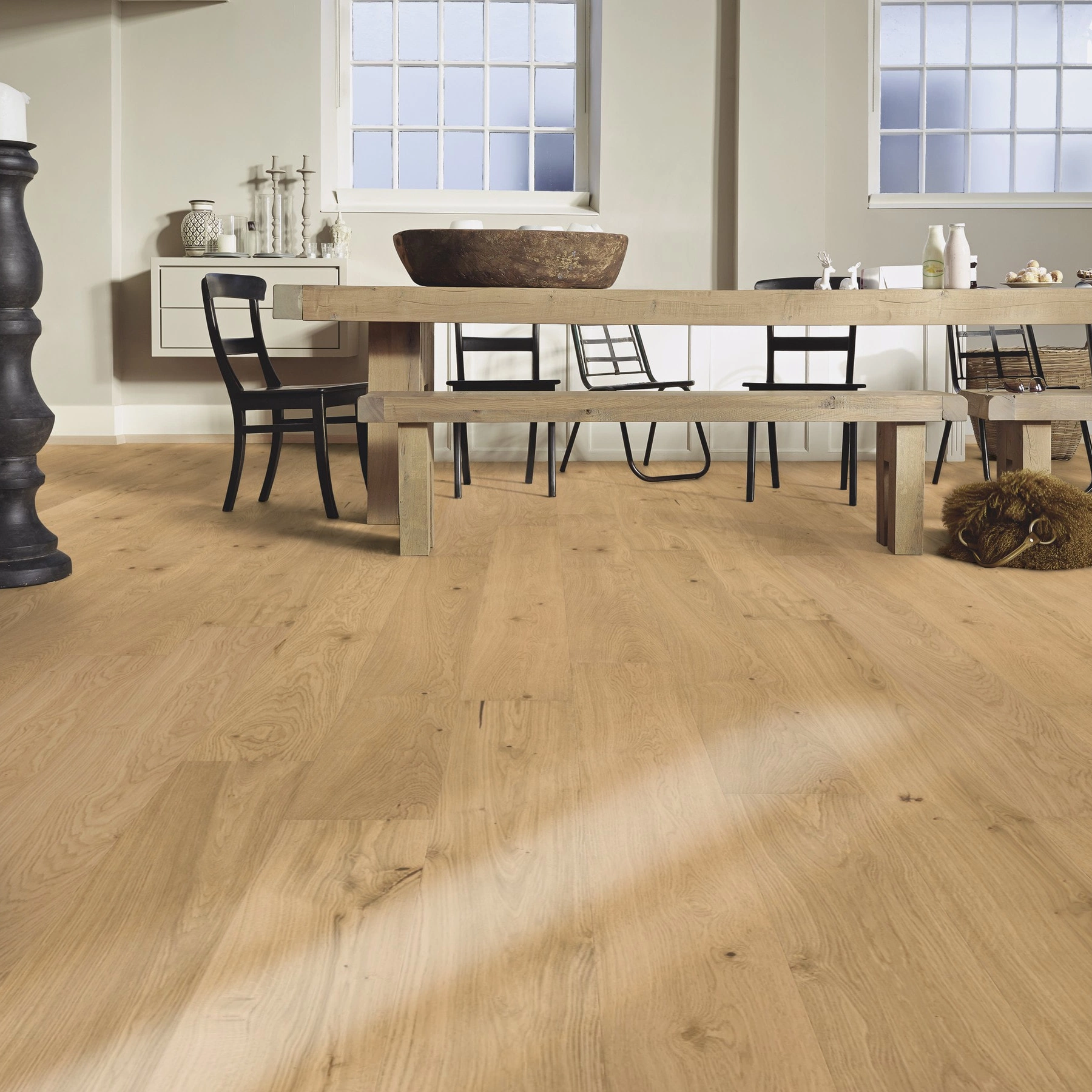 Milieubild Esszimmer mit großem Tisch - MEISTER Furnierboden HD 100 Natureflex Eiche lebhaft creme Milieubild Esszimmer mit großem Tisch - MEISTER 500139-2200210-20015