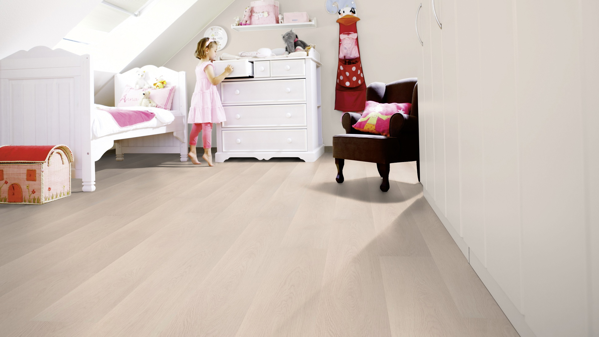 Milieubild Kinderzimmer mit weißer Kommode - wineo PLC295R