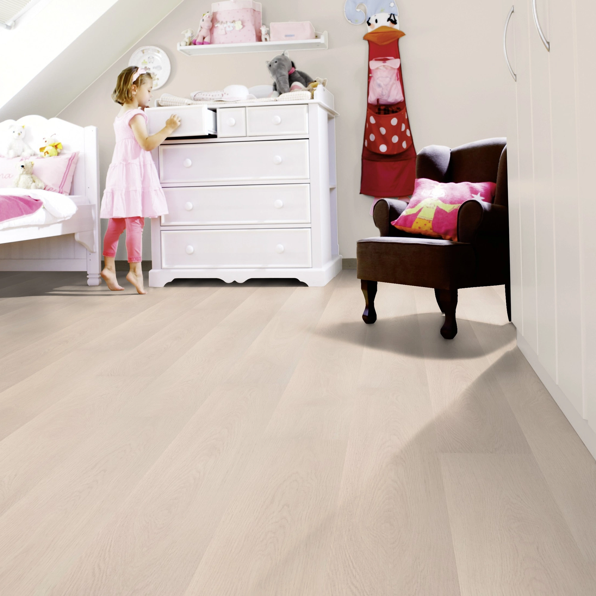 Milieubild Kinderzimmer mit weißer Kommode - wineo Klick-Bioboden PURLINE wineo 1000 wood L Soft Oak Salt Milieubild Kinderzimmer mit weißer Kommode - wineo PLC295R