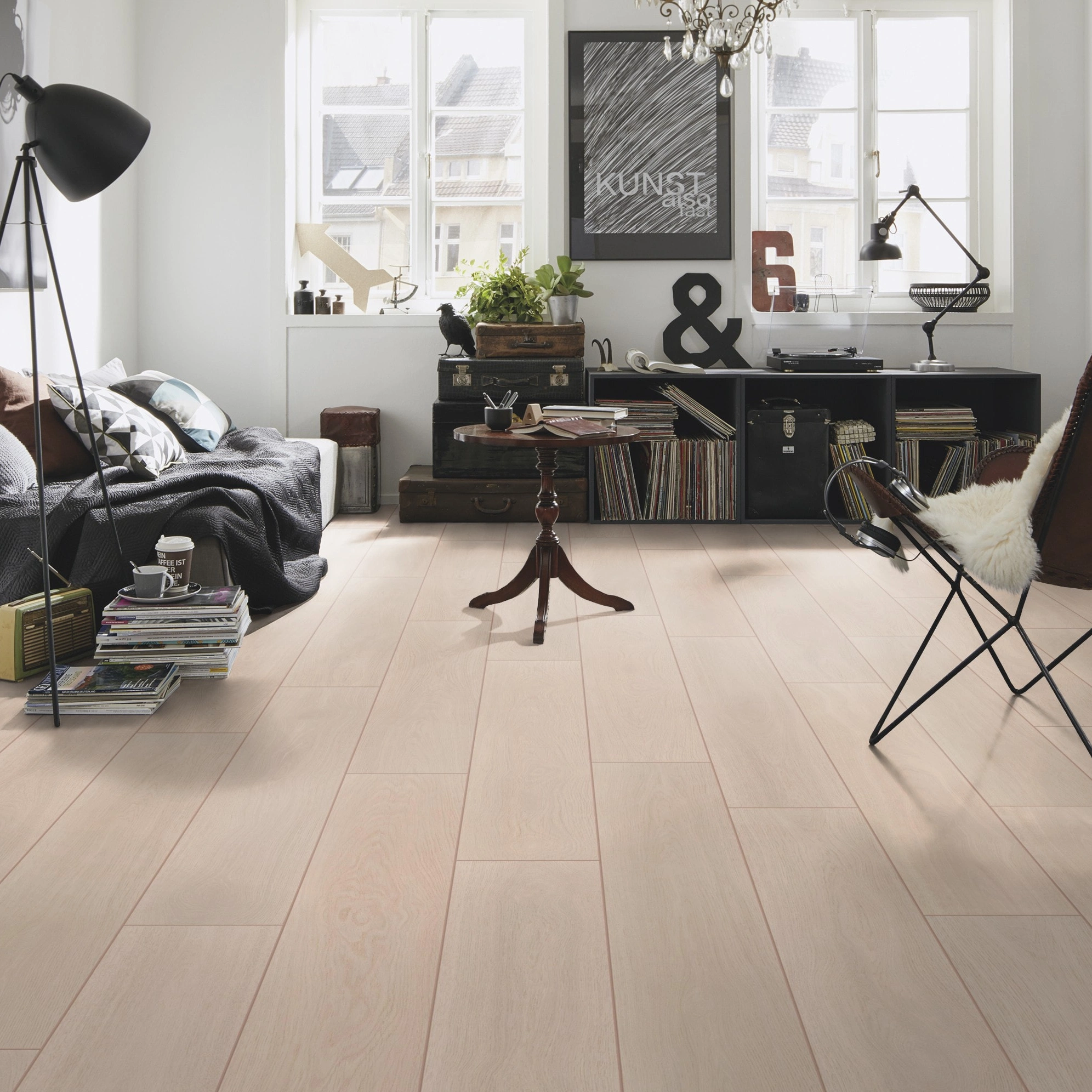 Milieubild Kompaktes Wohnzimmer mit Bücherregal - wineo Klebe-Bioboden PURLINE wineo 1000 wood XL Calm Oak Bright Milieubild Kompaktes Wohnzimmer mit Bücherregal - wineo PL305R