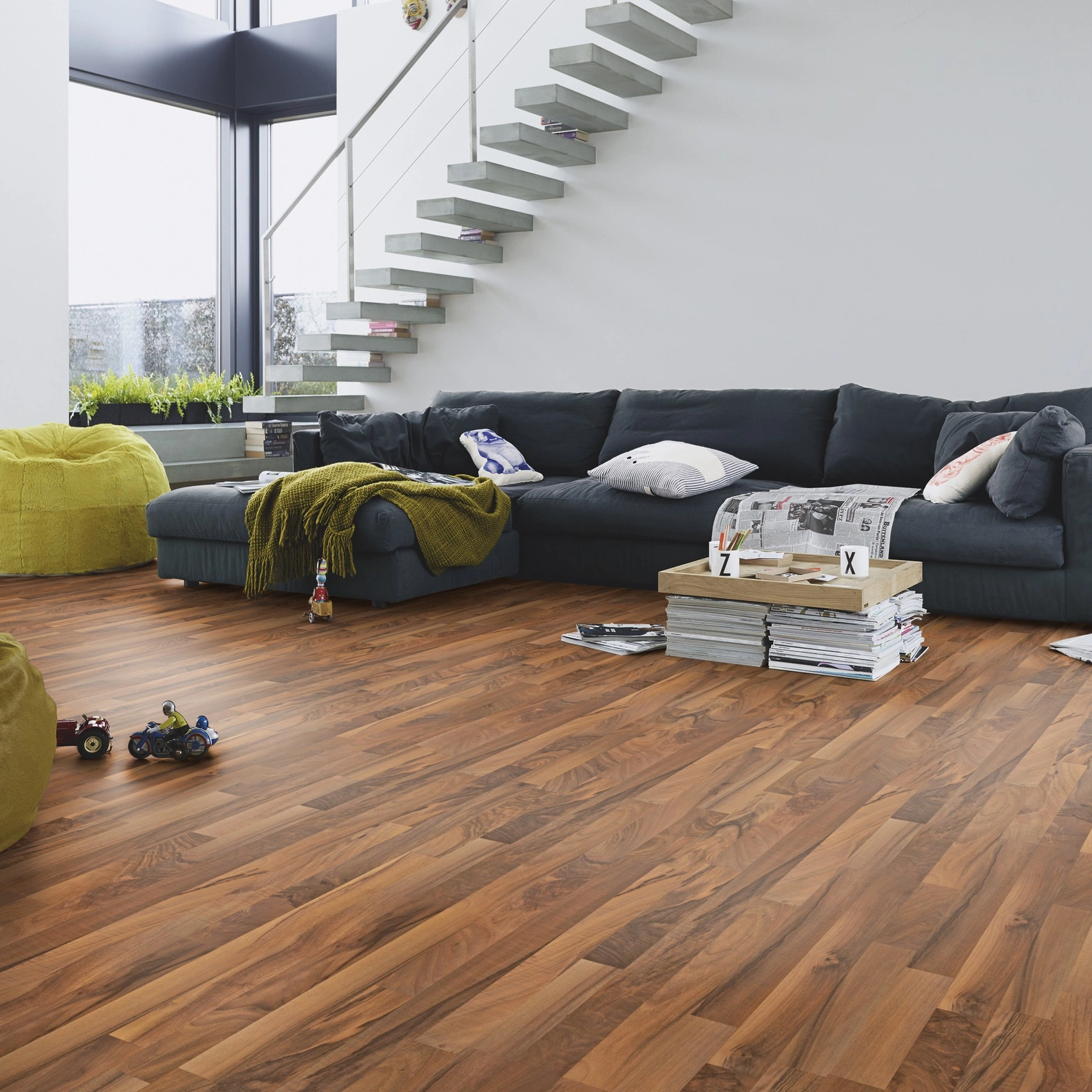 Milieubild Modernes Wohnzimmer mit Kamin - MEISTER Laminat LC 55 Nussbaum Milieubild Modernes Wohnzimmer mit Kamin - MEISTER 600012-1288198-00211