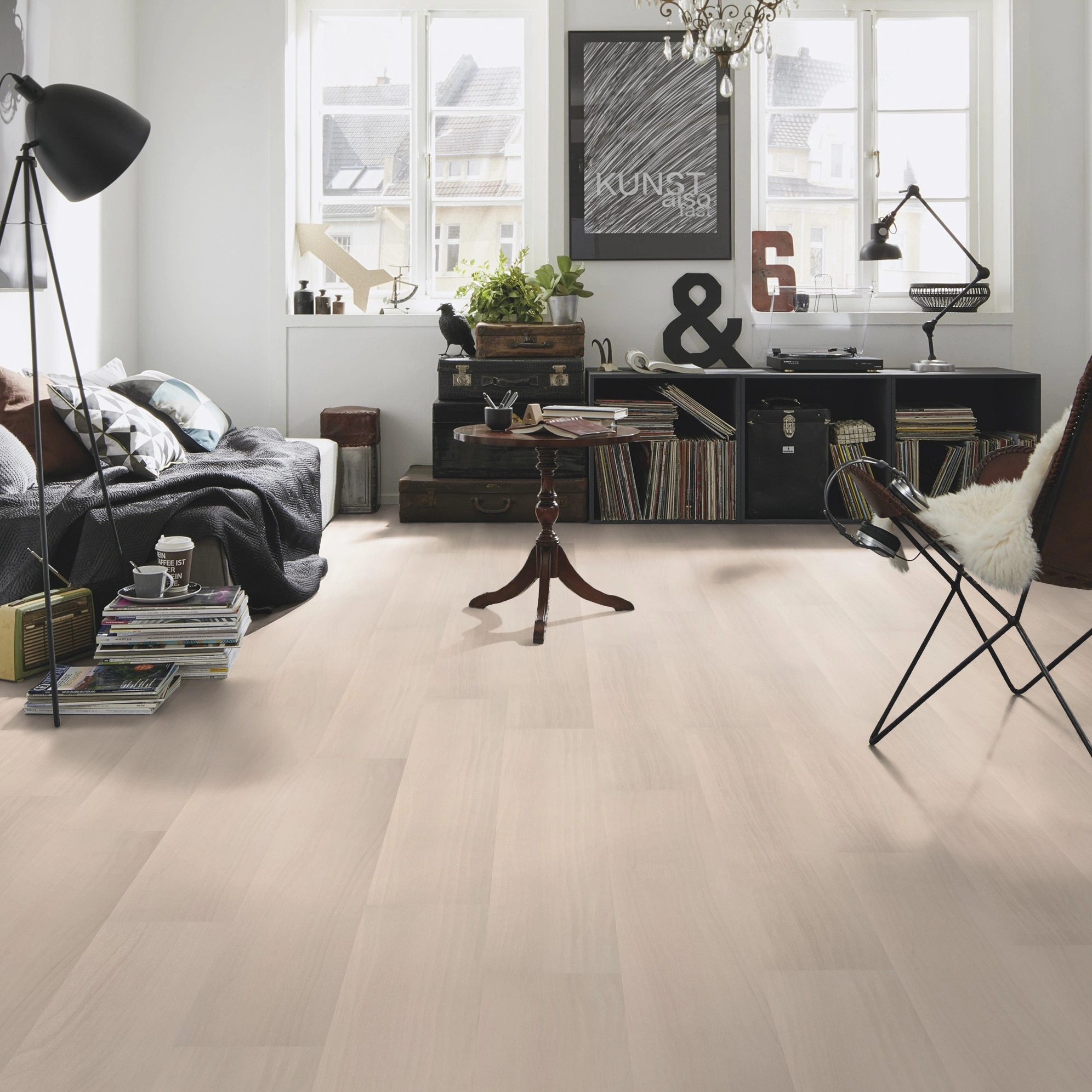 Milieubild Kompaktes Wohnzimmer mit Bücherregal - wineo Klebe-Bioboden PURLINE wineo 1000 wood L Light Maple Cream Milieubild Kompaktes Wohnzimmer mit Bücherregal - wineo PL296R
