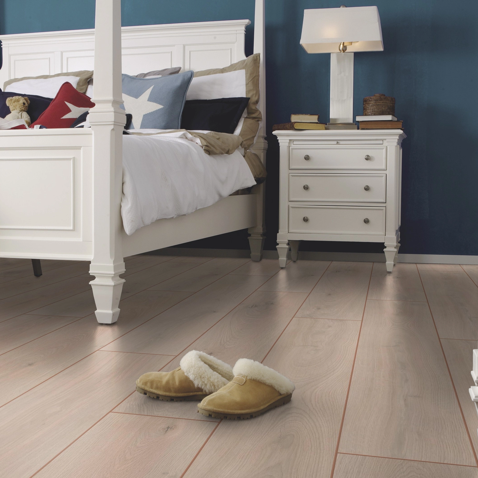 Milieubild Schlafzimmer im Landhaus-Stil - wineo Klick-Bioboden PURLINE wineo 1000 wood XL Noble Oak Powder Milieubild Schlafzimmer im Landhaus-Stil - wineo PLC309R
