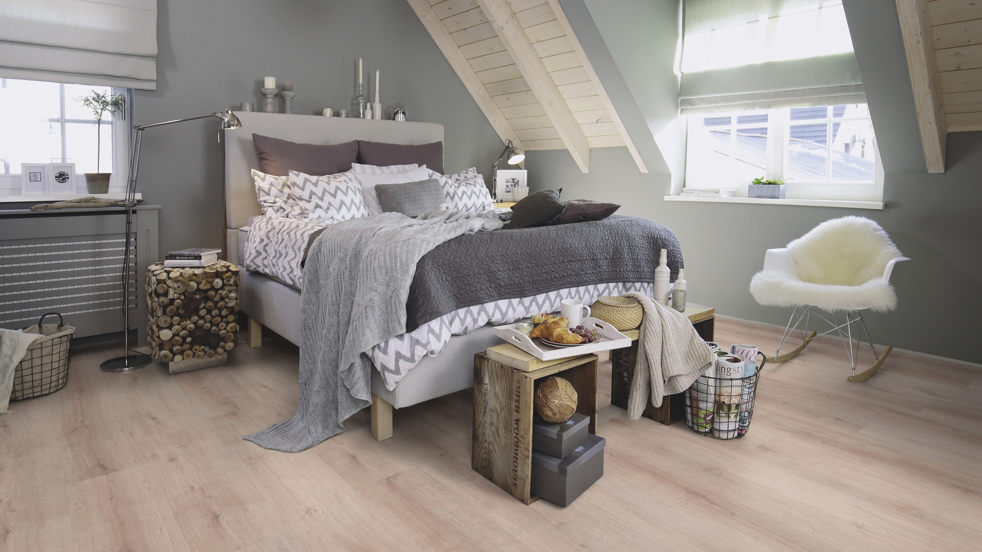 Milieubild Schlafzimmer im modernen Dachgeschoss - wineo HDF Klick-Bioboden PURLINE wineo 1000 wood XL Rustic Oak Taupe Milieubild Schlafzimmer im modernen Dachgeschoss - wineo MLP313R
