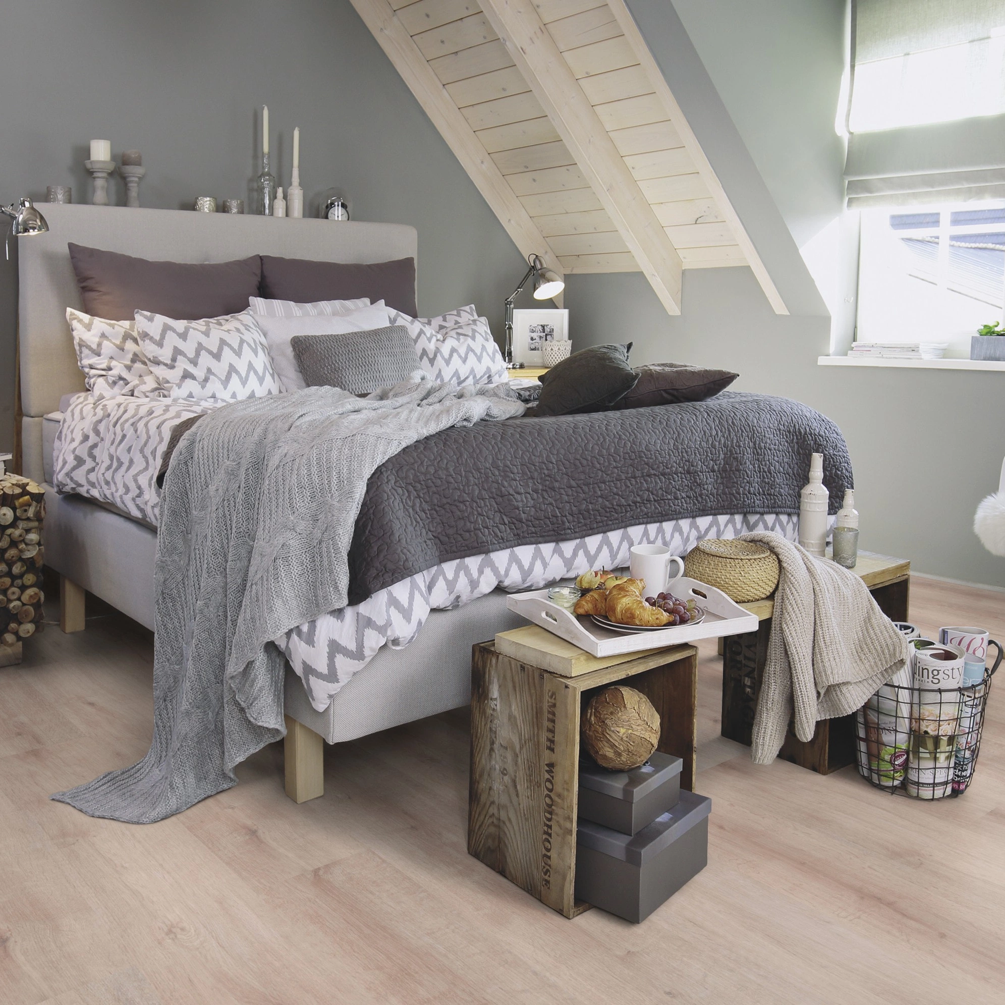 Milieubild Schlafzimmer im modernen Dachgeschoss - wineo HDF Klick-Bioboden PURLINE wineo 1000 wood XL Rustic Oak Taupe Milieubild Schlafzimmer im modernen Dachgeschoss - wineo MLP313R