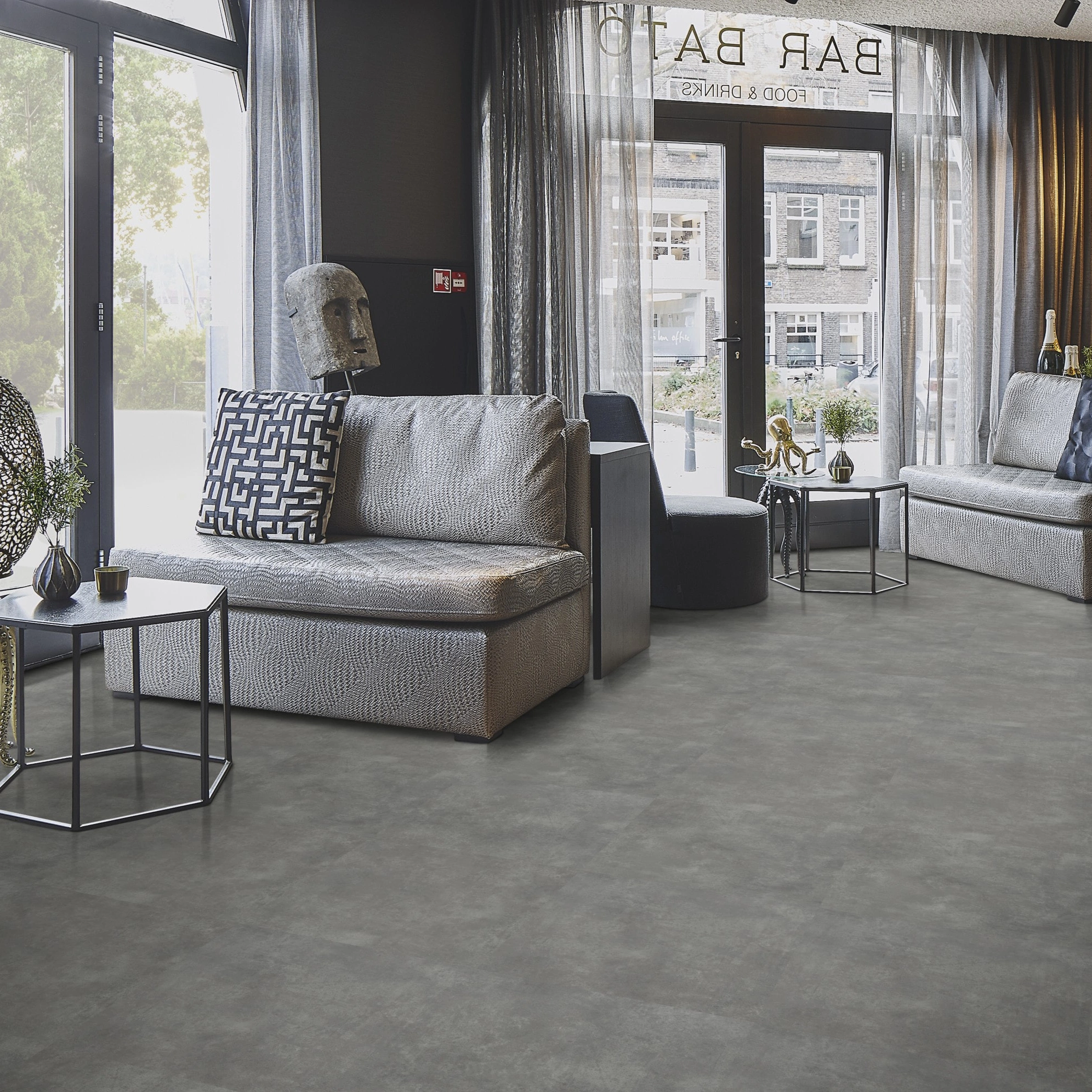 Milieubild Lounge in Hotelbar - Forbo Flooring Klebe-Vinyl Allura Dryback 0.55 Material Natural Concrete Milieubild Lounge in Hotelbar - Forbo Flooring 220178