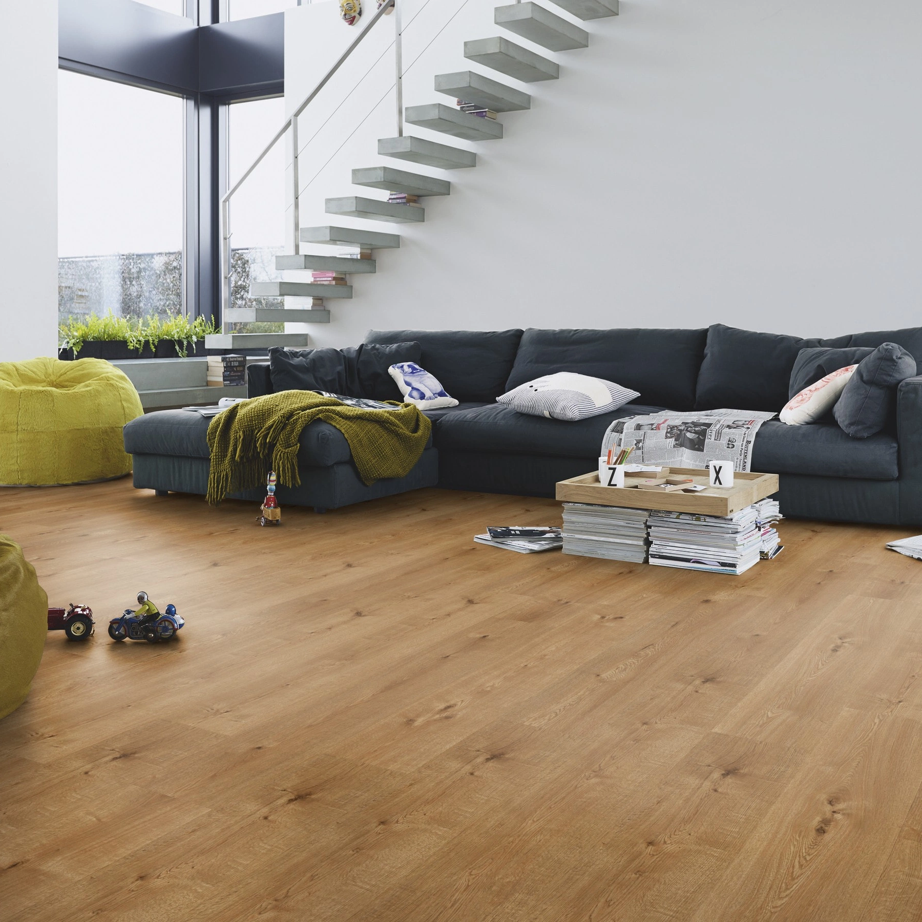 Milieubild Modernes Wohnzimmer mit Kamin - MEISTER Laminat LD 55 Hill Oak Milieubild Modernes Wohnzimmer mit Kamin - MEISTER 600015-1288198-07153