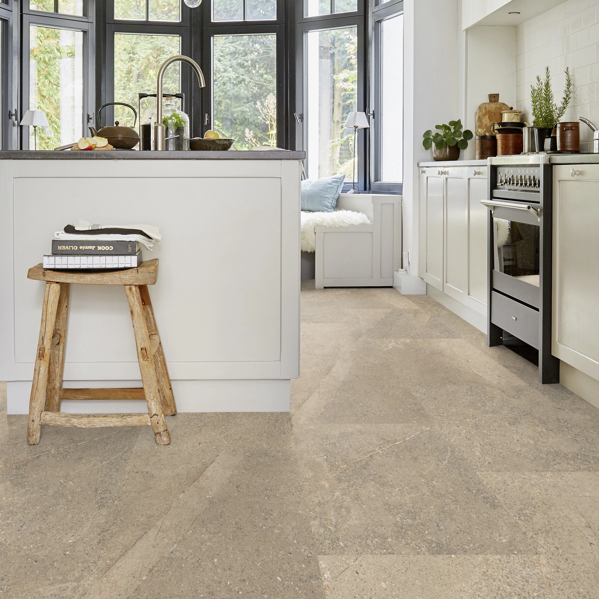 Milieubild Küche mit Küchenblock im Landhaus-Stil - Tarkett Rigid Klick-Vinyl iD Click Ultimate 70 NATURALS Sediment Beige Milieubild Küche mit Küchenblock im Landhaus-Stil - Tarkett 260008037