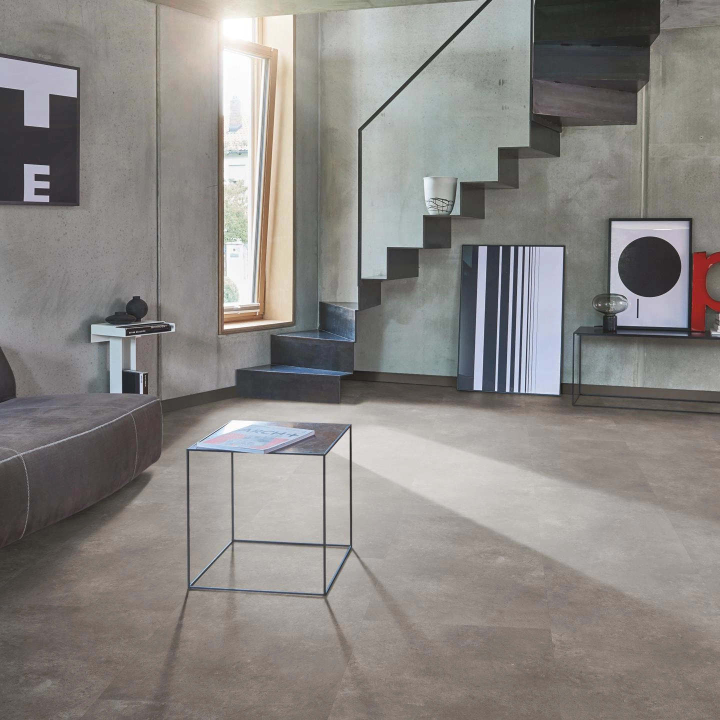 Milieubild Wohnzimmer im modernen Loft-Stil - Parador Klebe-Vinyl Trendtime 5 Dryback Stein Trafalgar dunkelgrau Milieubild Wohnzimmer im modernen Loft-Stil - Parador 1750857