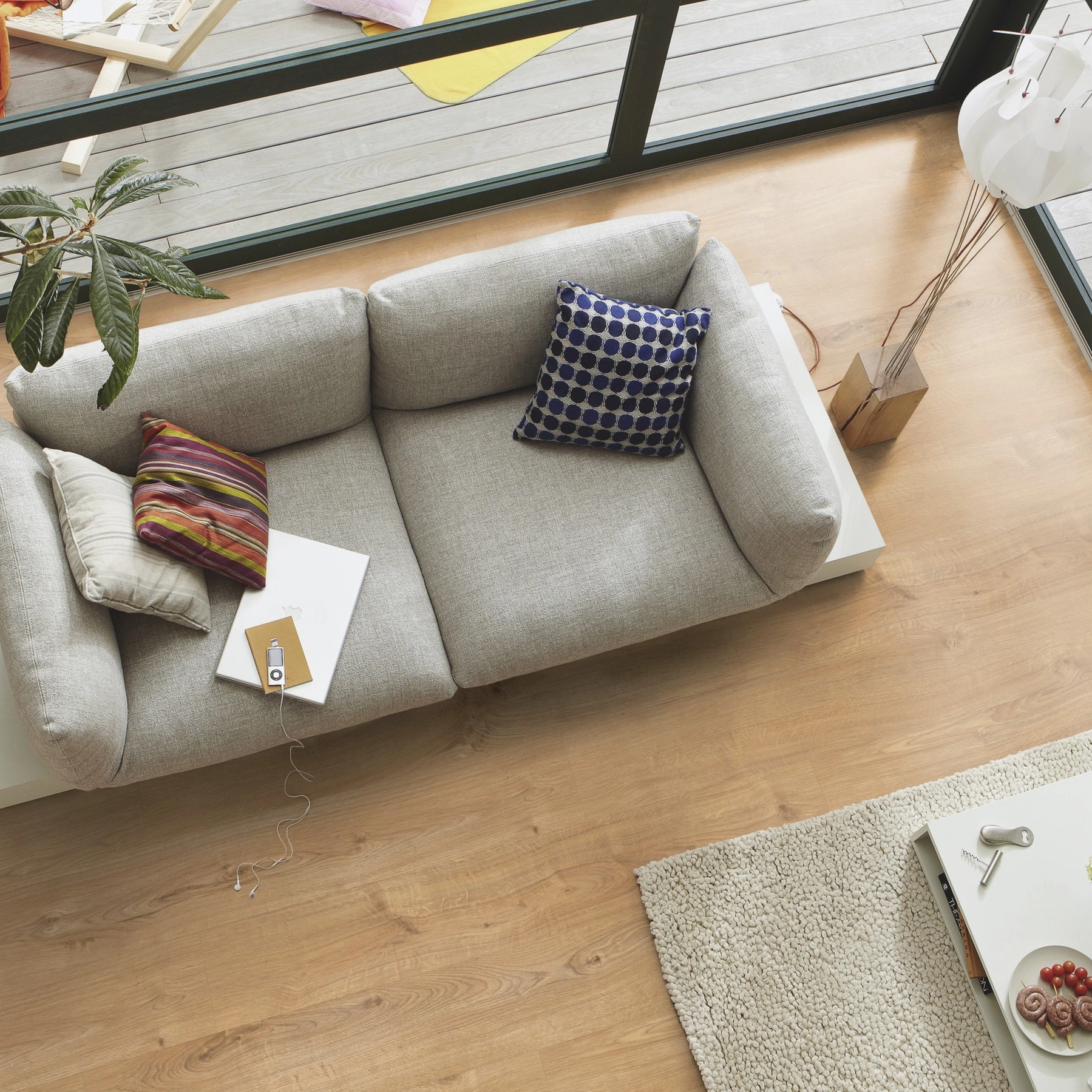 Milieubild Wohnzimmer im Wintergarten - Blick von oben - MEISTER Laminat LD 55 Villa Oak Milieubild Wohnzimmer im Wintergarten - Blick von oben - MEISTER 600015-1288198-07016