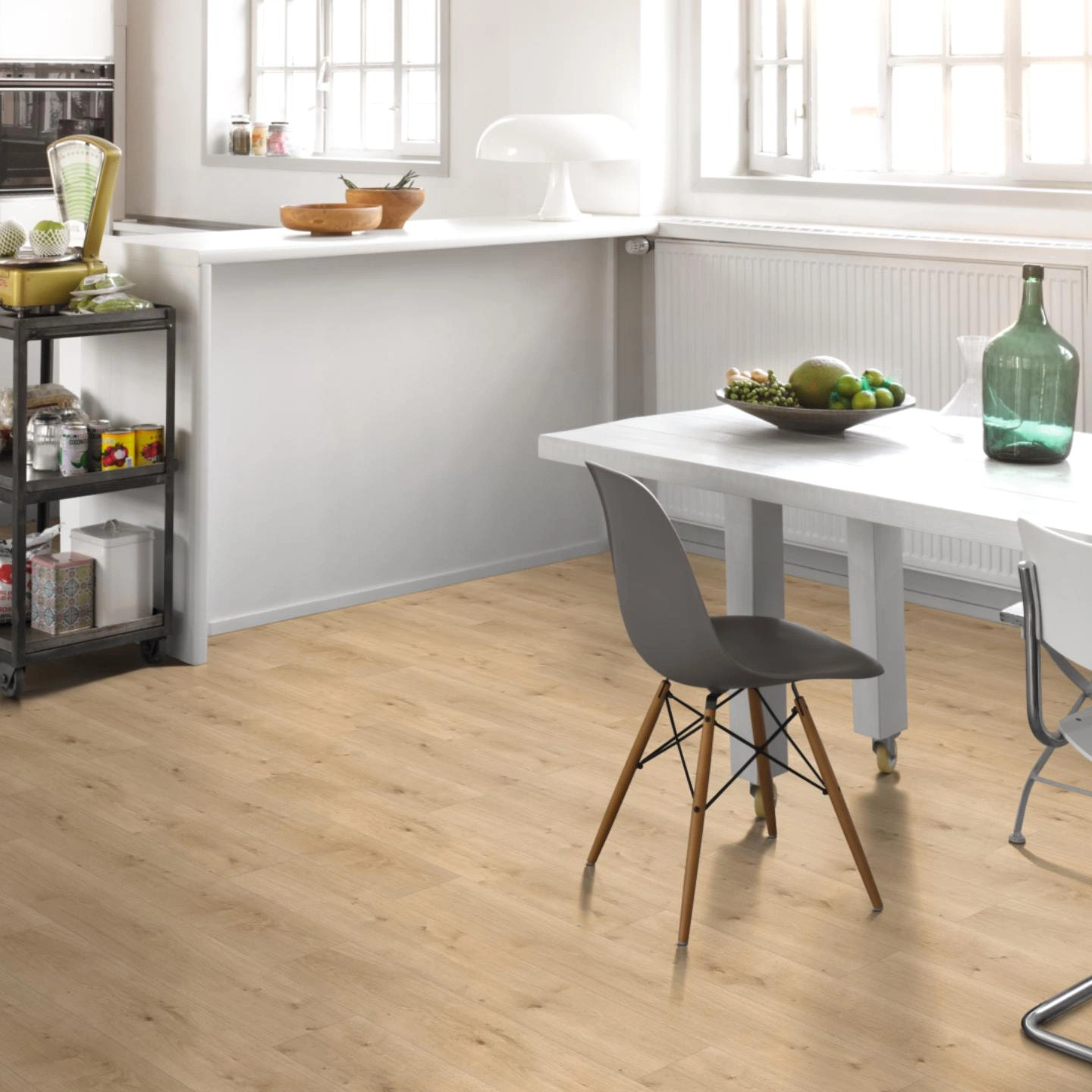 Milieubild Küche mit Essbereich - Parador HDF Klick-Designboden Modular ONE Eiche Pure hell Milieubild Küche mit Essbereich - Parador 1730767