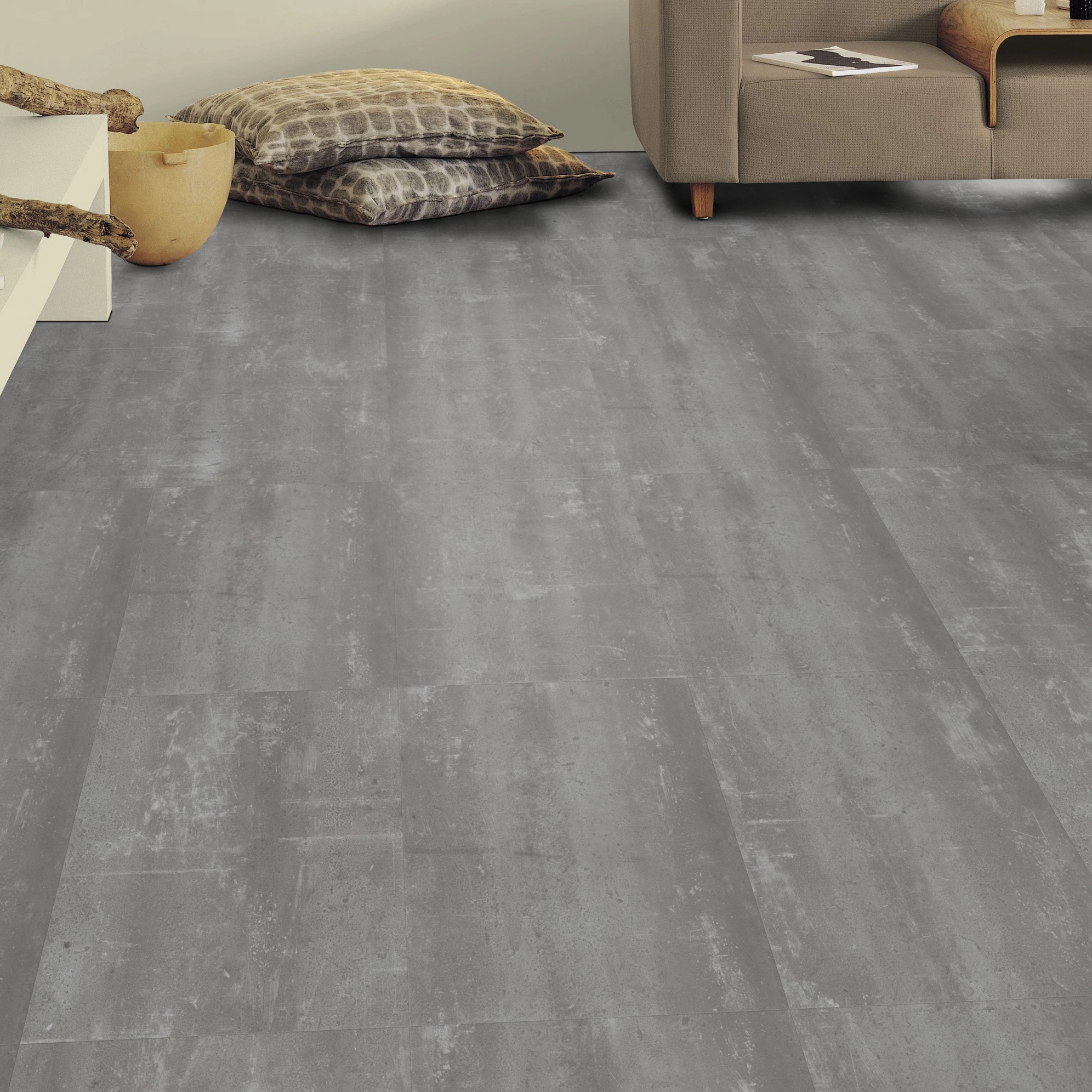 Milieubild Wohnzimmer mit Sideboard - Tarkett Klebe-Vinyl Essence 55 Scratched Cement Grey Milieubild Wohnzimmer mit Sideboard - Tarkett 260054010