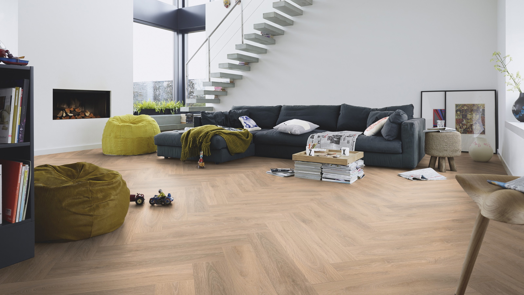 Milieubild Modernes Wohnzimmer mit Kamin - MEISTER Laminat LS 350 Eiche sand Milieubild Modernes Wohnzimmer mit Kamin - MEISTER 600001-0840168-07004
