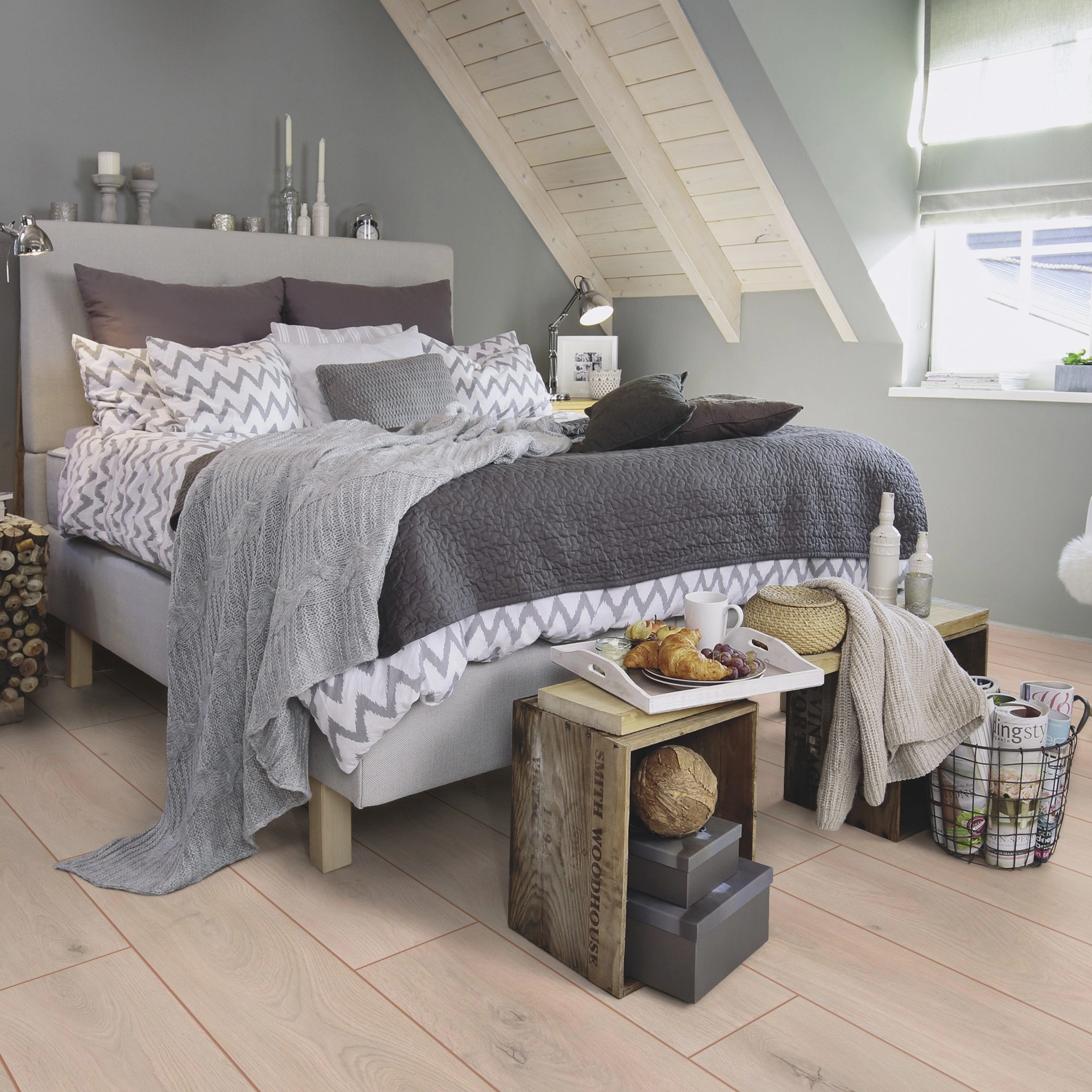 Milieubild Schlafzimmer im modernen Dachgeschoss - wineo Klebe-Bioboden PURLINE wineo 1000 wood XL Noble Oak Powder Milieubild Schlafzimmer im modernen Dachgeschoss - wineo PL309R
