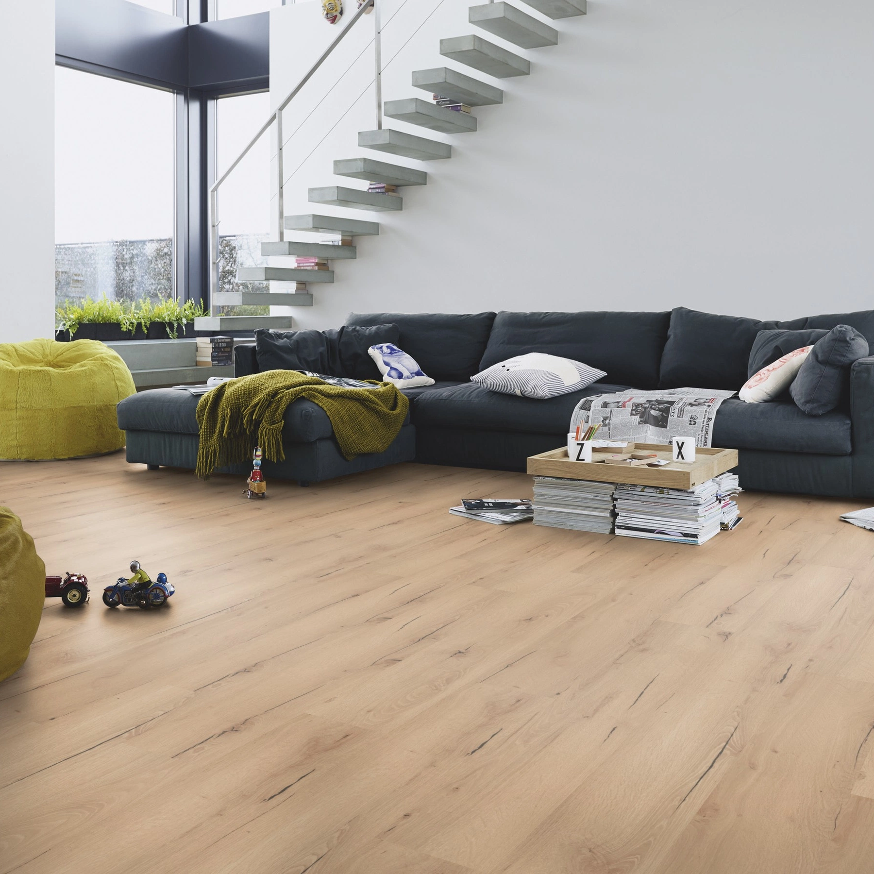 Milieubild Modernes Wohnzimmer mit Kamin - MEISTER Laminat LC 55 Risseiche hell Milieubild Modernes Wohnzimmer mit Kamin - MEISTER 600012-1288198-06258