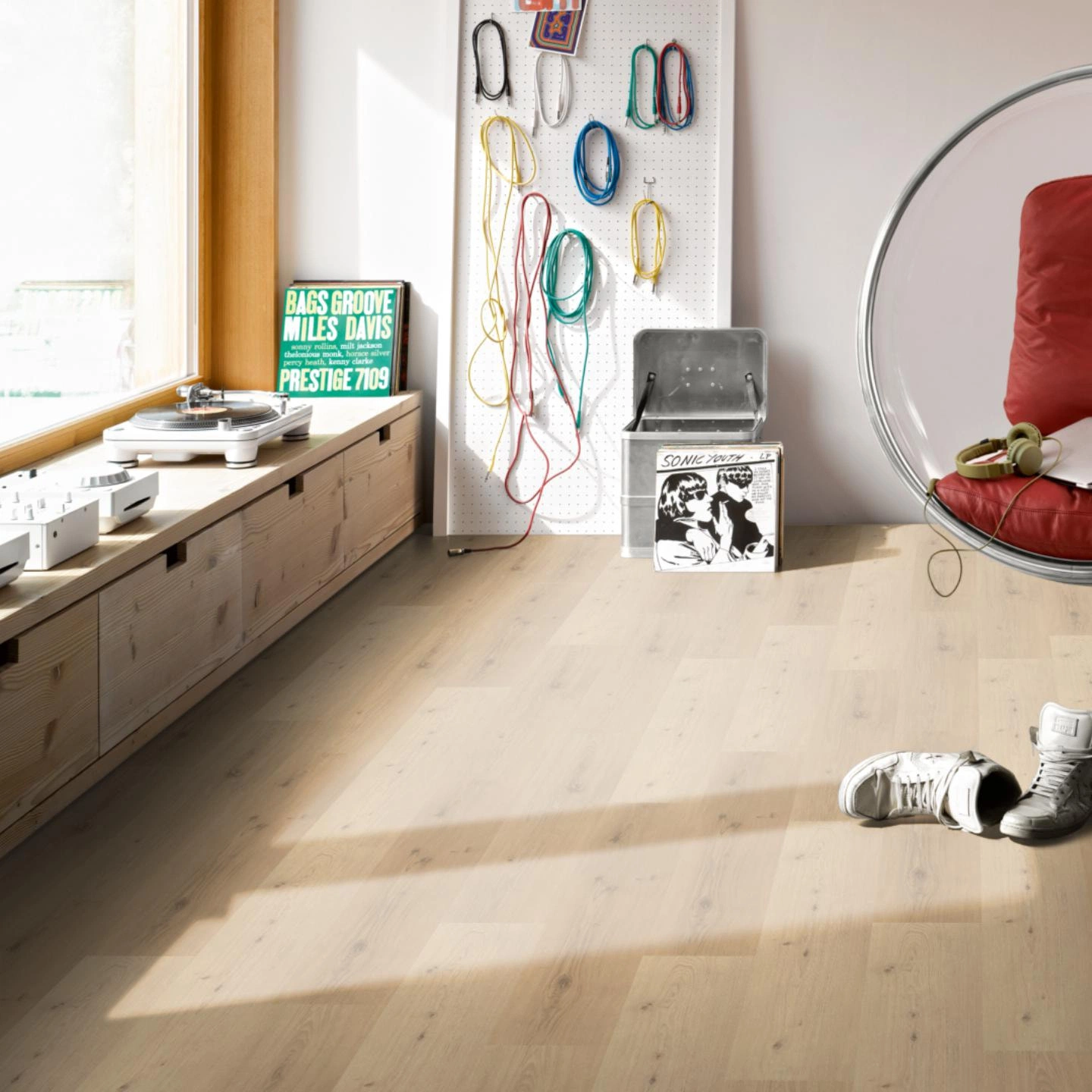 Milieubild Musikzimmer mit Plattenspieler - Parador HDF Klick-Vinyl Classic 2030 Eiche Natural Mix hell Milieubild Musikzimmer mit Plattenspieler - Parador 1730639