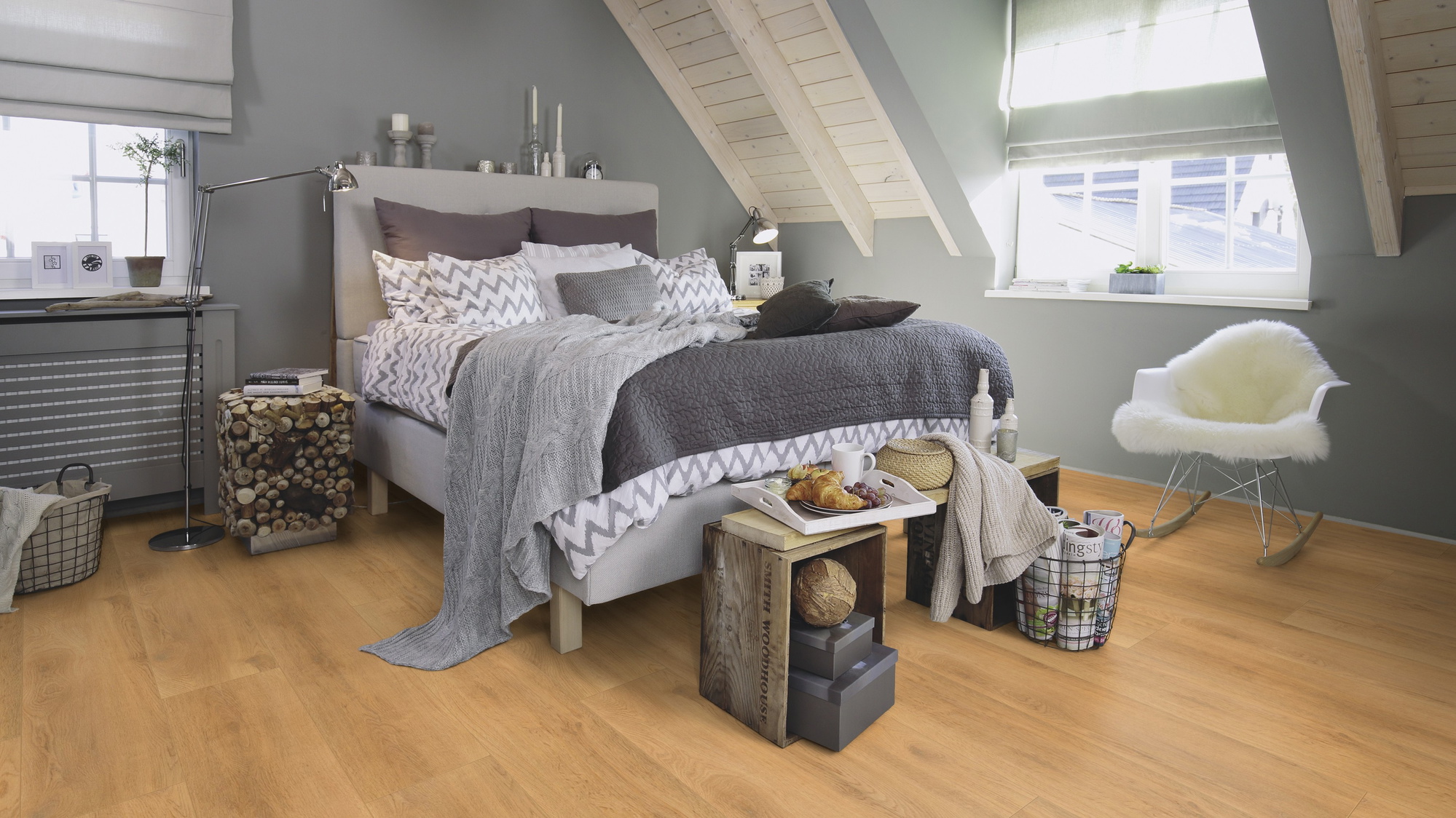 Milieubild Schlafzimmer im modernen Dachgeschoss - wineo PLC270R