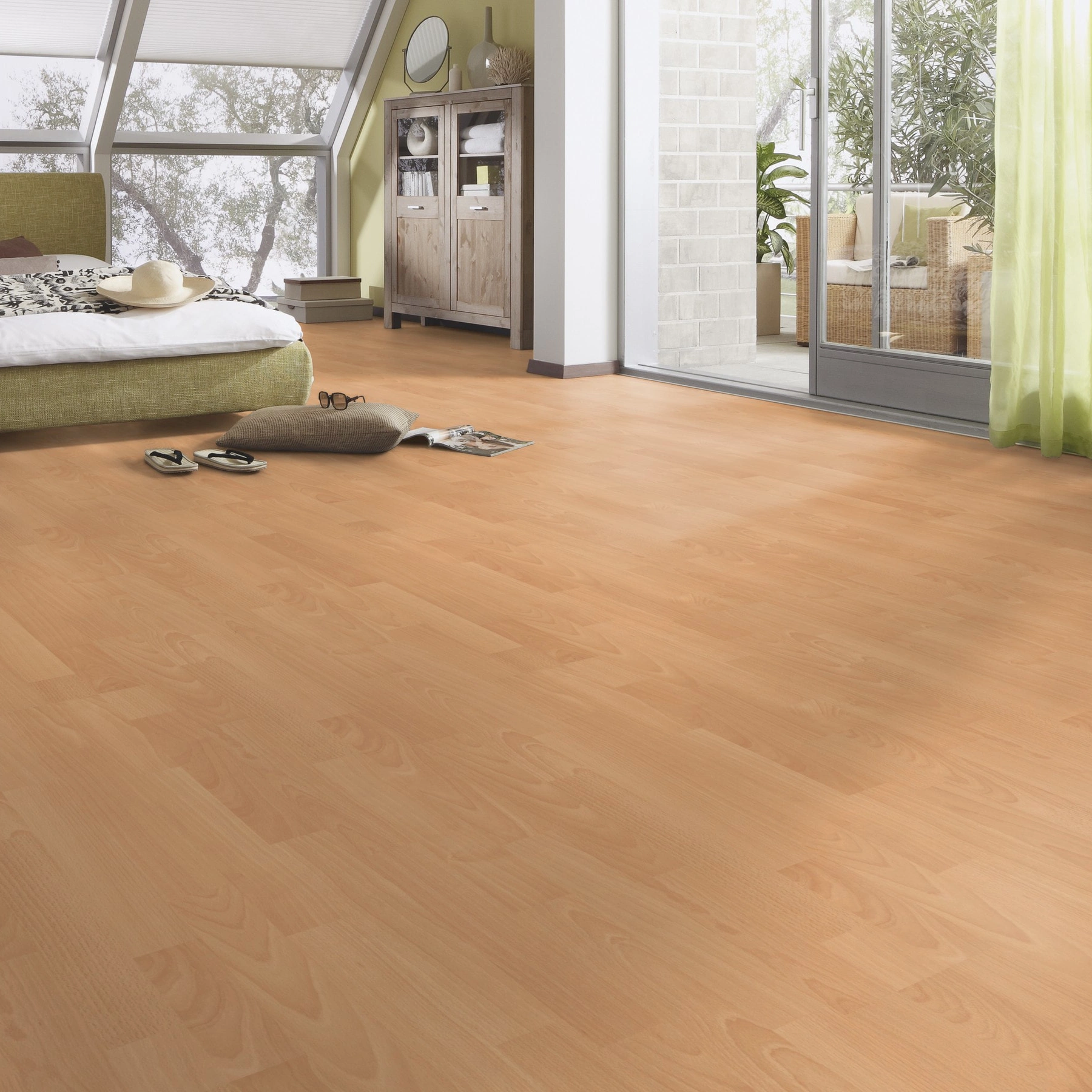 Milieubild Schlafzimmer im modernen Dachgeschoss - MEISTER Laminat LC 55 Buche Milieubild Schlafzimmer im modernen Dachgeschoss - MEISTER 600012-1288198-06201