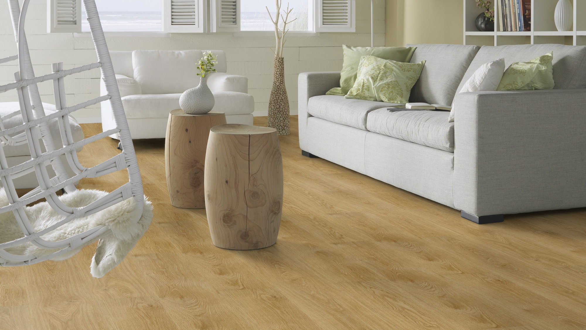 Milieubild Modernes, freundliches Wohnzimmer mit Sofa - Forbo Flooring Klick-Vinyl Enduro Click Decibel 0.55 Pure Oak Milieubild Modernes, freundliches Wohnzimmer mit Sofa - Forbo Flooring 253434