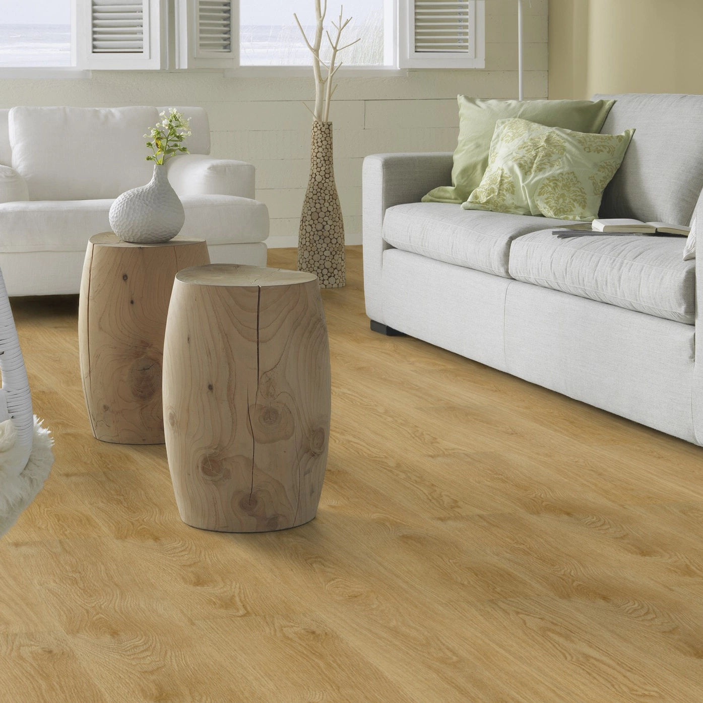Milieubild Modernes, freundliches Wohnzimmer mit Sofa - Forbo Flooring Klick-Vinyl Enduro Click Decibel 0.55 Pure Oak Milieubild Modernes, freundliches Wohnzimmer mit Sofa - Forbo Flooring 253434