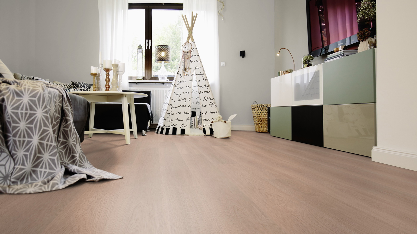 Milieubild Wohnzimmer mit Sideboard und Fernseher - wineo PL306R