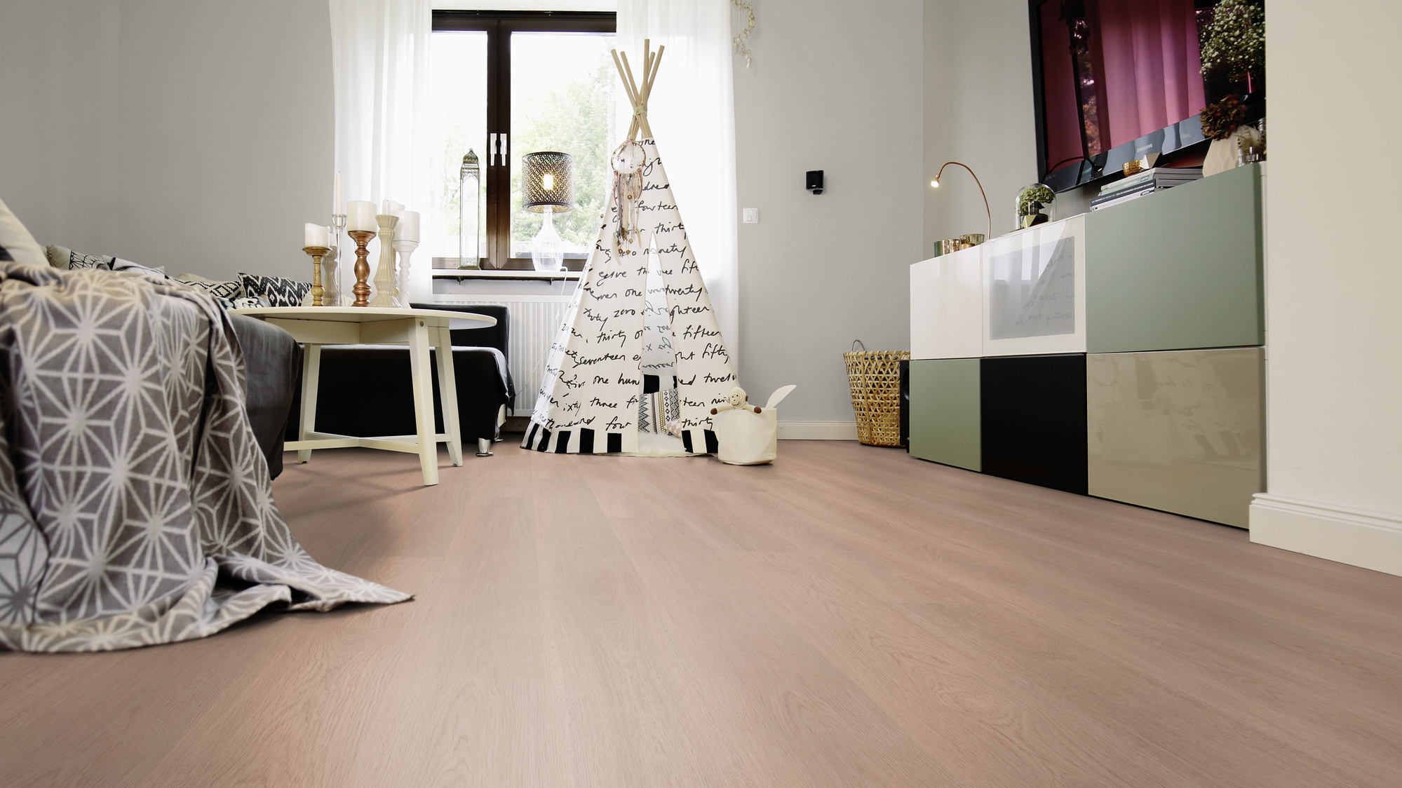 Milieubild Wohnzimmer mit Sideboard und Fernseher - wineo PL306R