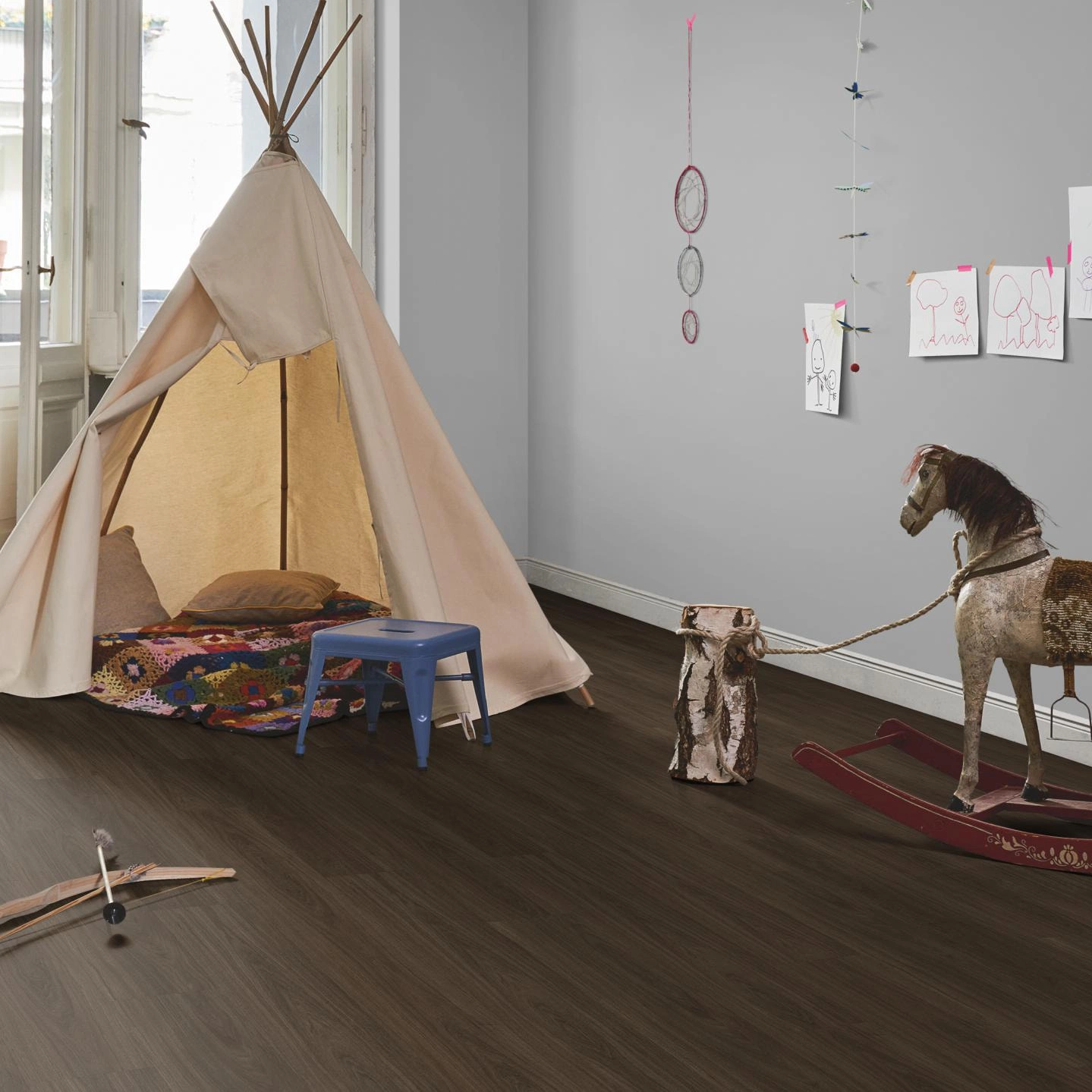 Milieubild Kinderzimmer in Stadtwohnung - Parador Klebe-Vinyl Classic 2025 Eiche Oxford dunkelbraun Milieubild Kinderzimmer in Stadtwohnung - Parador 1748868