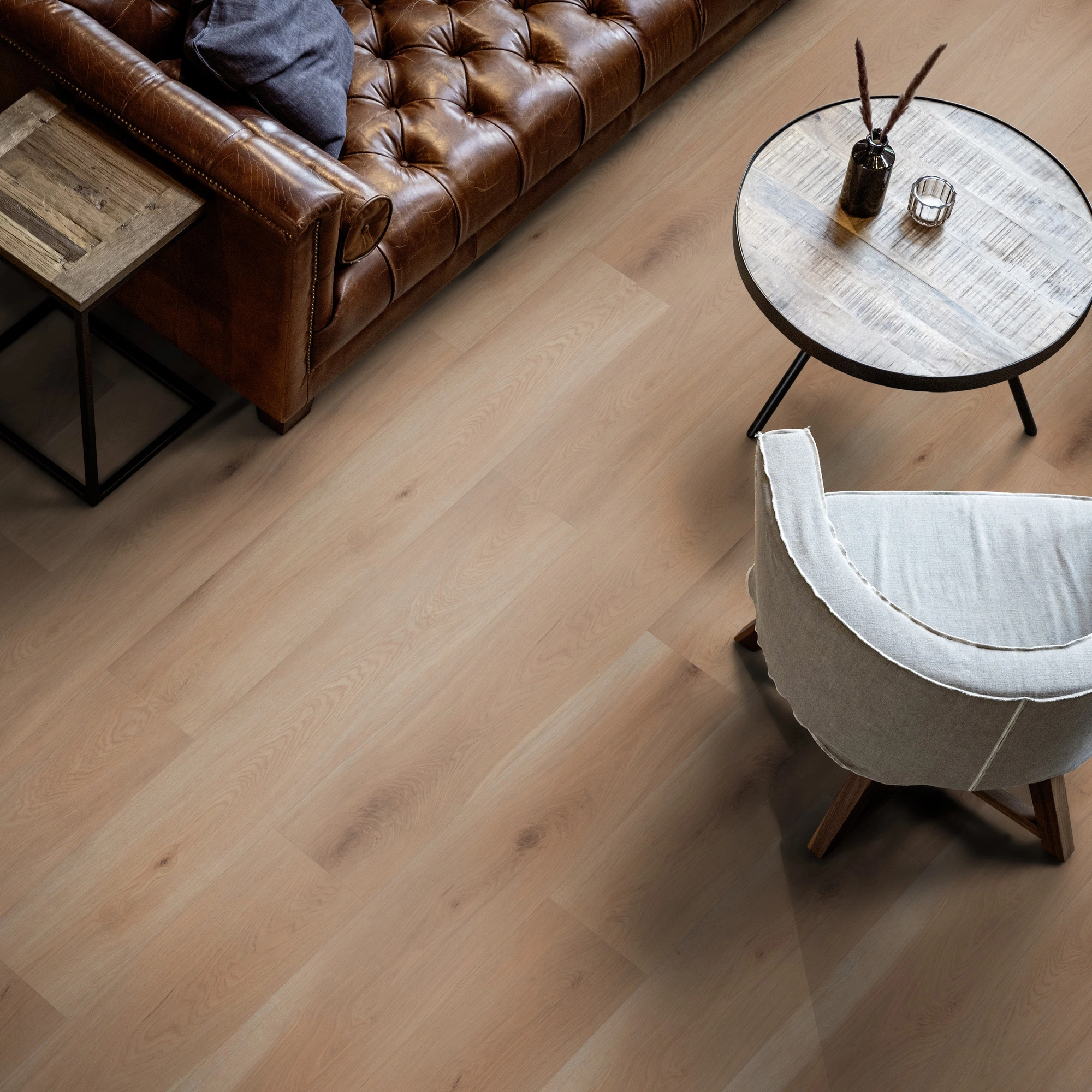 Milieubild Wohnzimmer mit Ledersofa - Blick von oben - ter Hürne Klebe-Vinyl Pro Classic Edition Eiche Sevilla Milieubild Wohnzimmer mit Ledersofa - Blick von oben - ter Hürne 1101210430