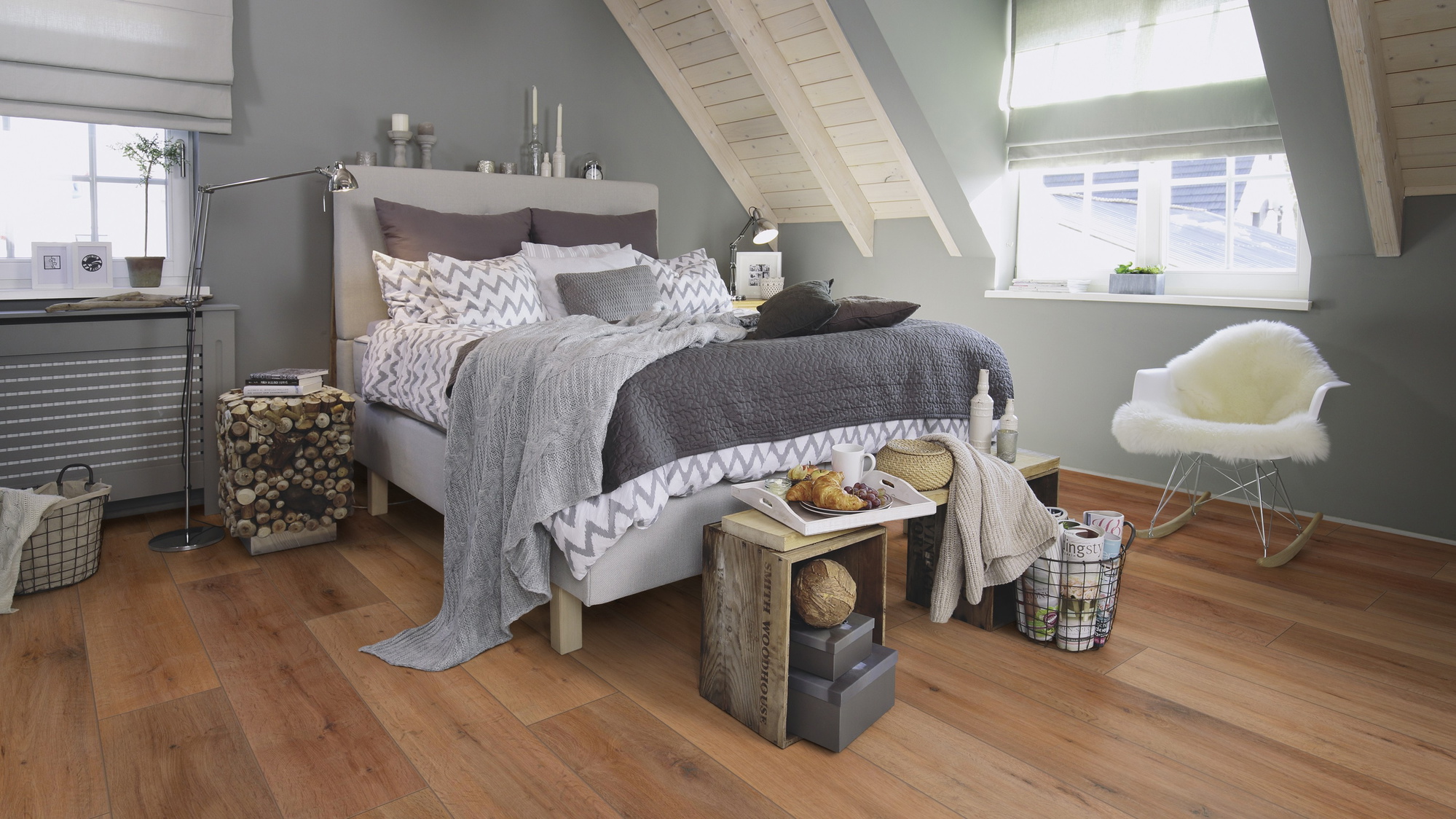 Milieubild Schlafzimmer im modernen Dachgeschoss - wineo HDF Klick-Bioboden PURLINE wineo 1000 wood XL Rustic Oak Nougat Milieubild Schlafzimmer im modernen Dachgeschoss - wineo MLP315R