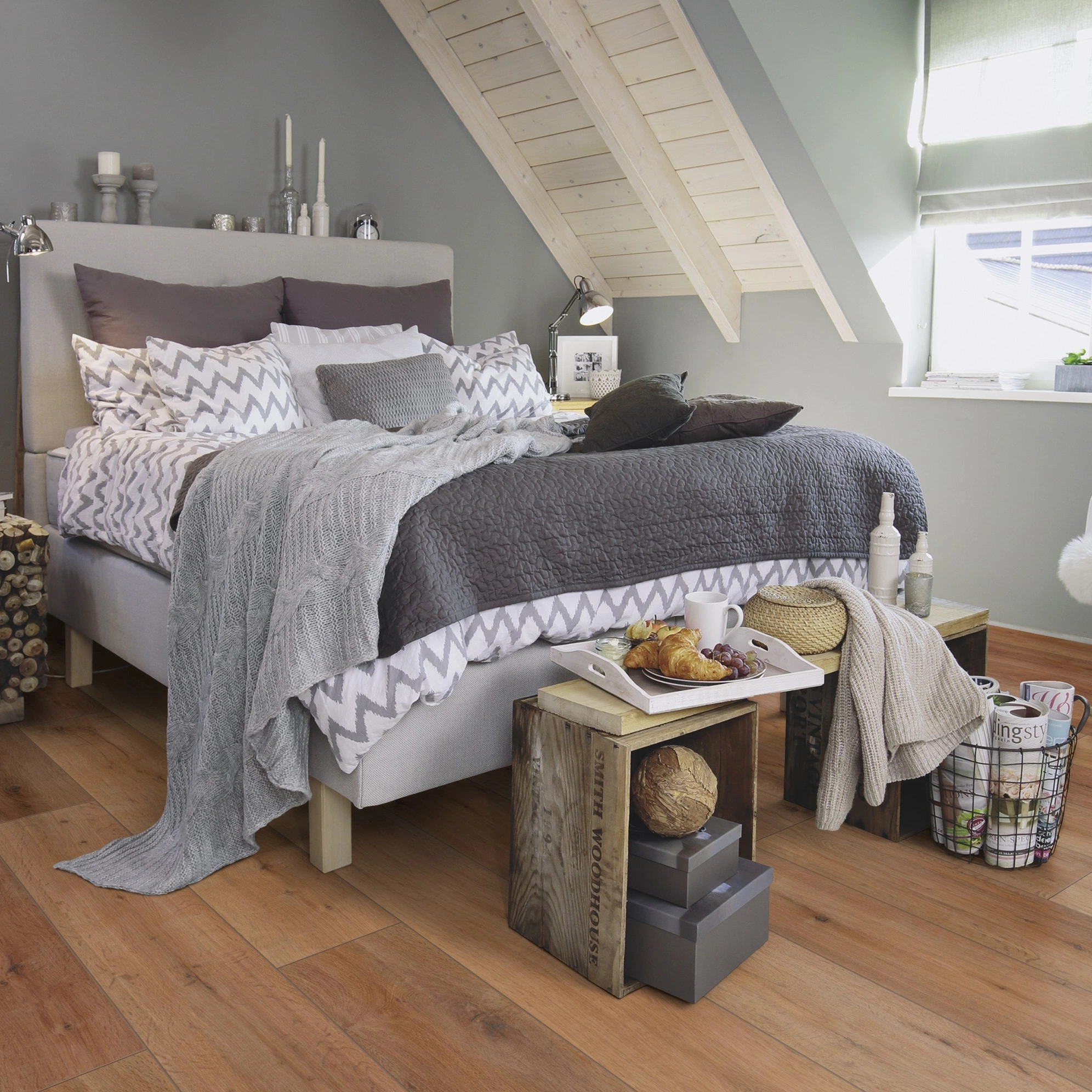 Milieubild Schlafzimmer im modernen Dachgeschoss - wineo HDF Klick-Bioboden PURLINE wineo 1000 wood XL Rustic Oak Nougat Milieubild Schlafzimmer im modernen Dachgeschoss - wineo MLP315R