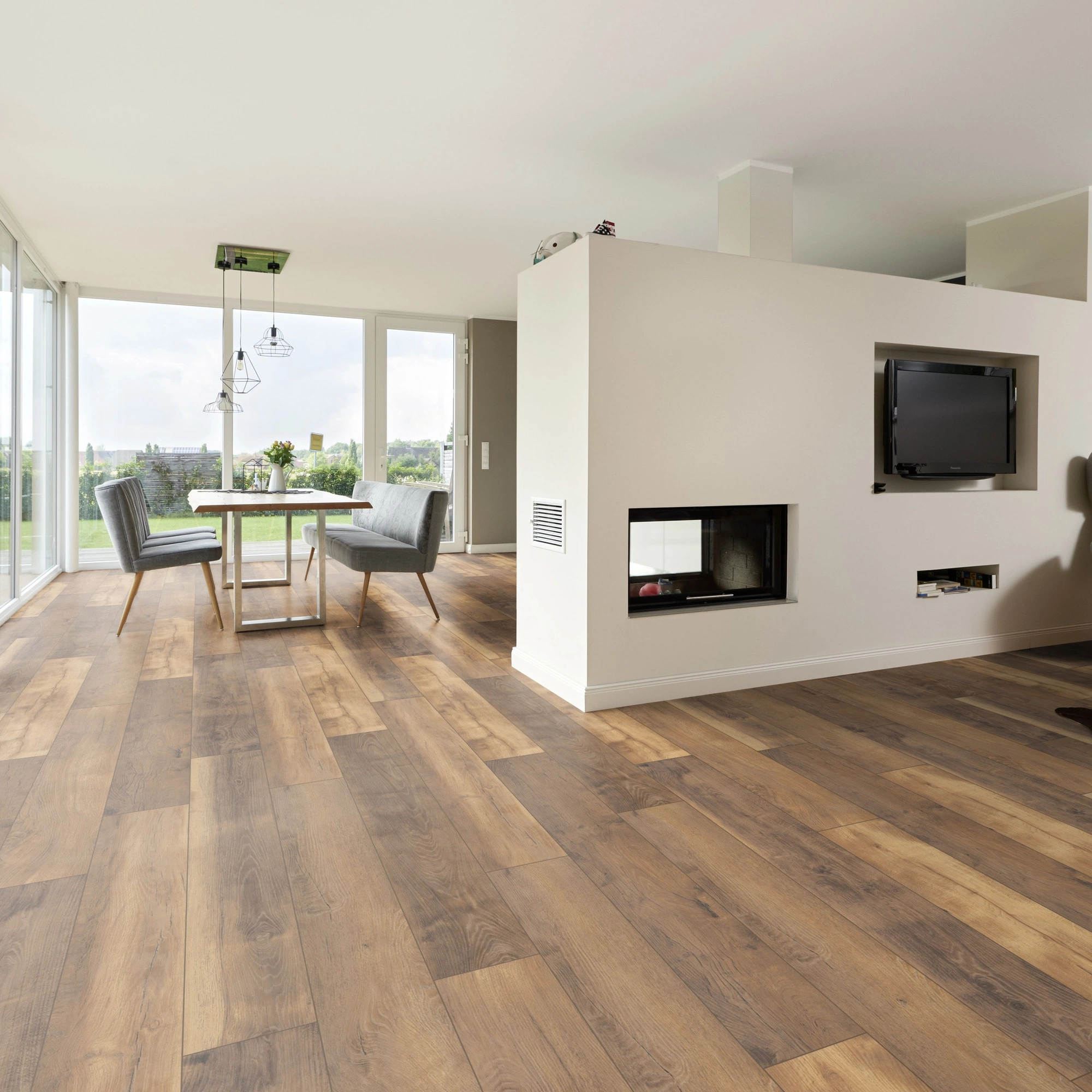 Milieubild Wohnzimmer mit Essbereich und Kamin - ter Hürne Klick-Designboden Dureco Strong Classic Edition Eiche Malibu Milieubild Wohnzimmer mit Essbereich und Kamin - ter Hürne 1101260044